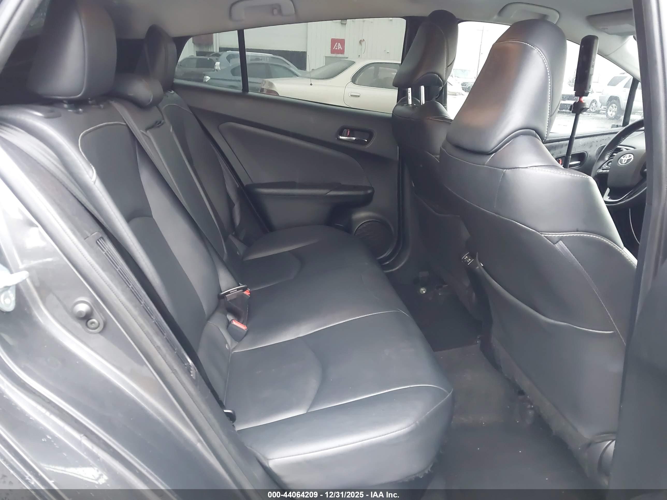 TOYOTA PRIUS image 8