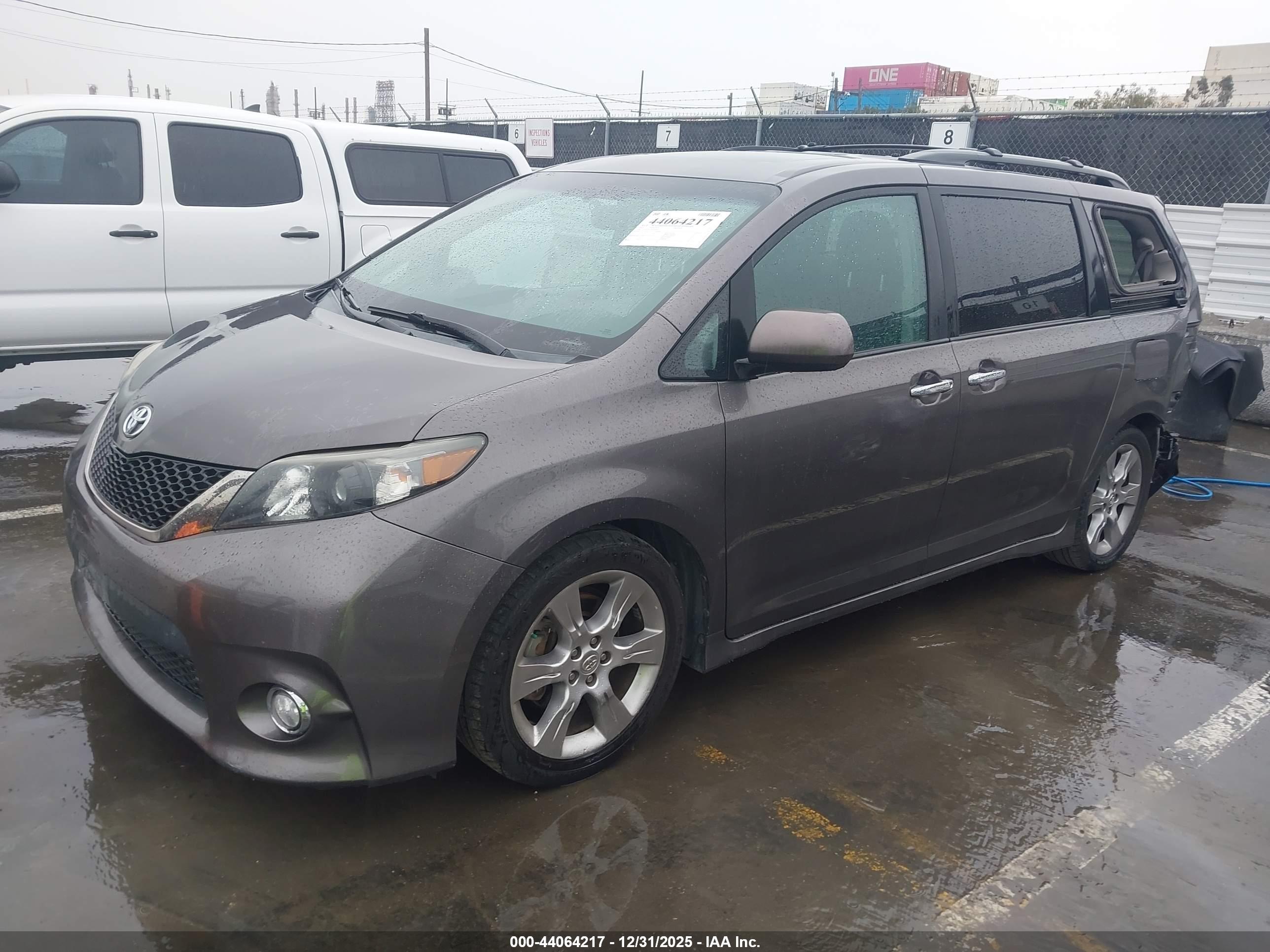 TOYOTA SIENNA image 2