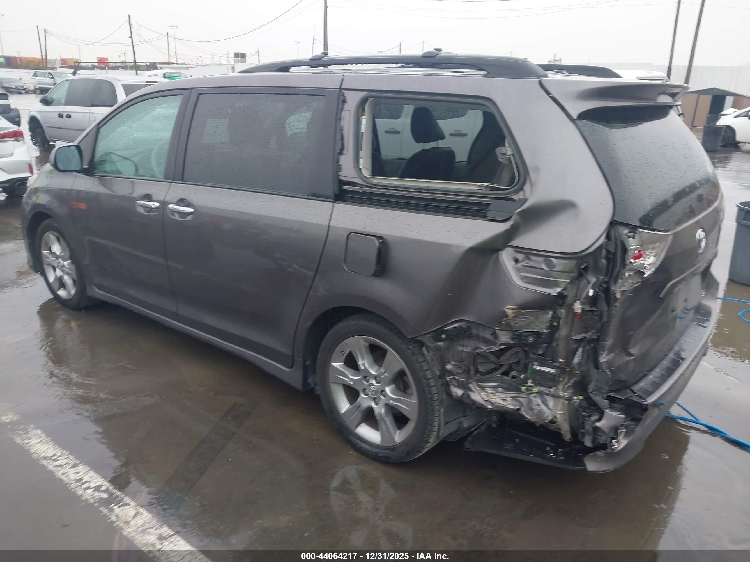 TOYOTA SIENNA image 3