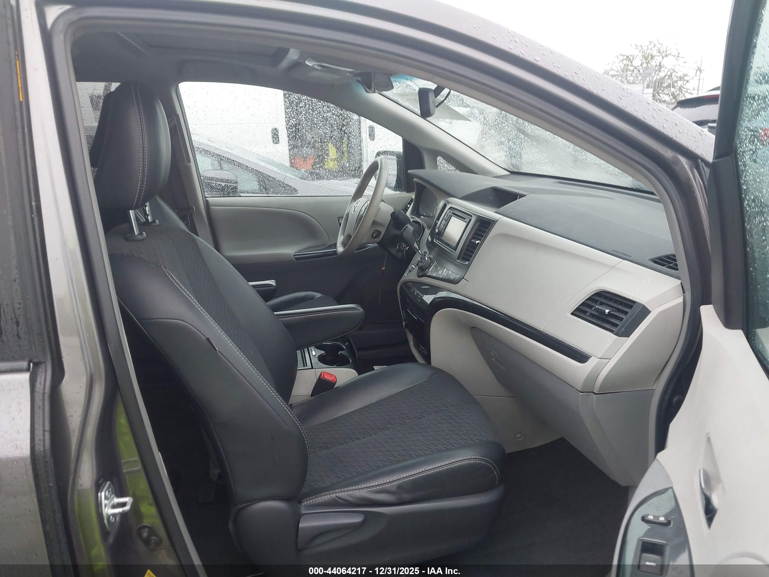 TOYOTA SIENNA image 5