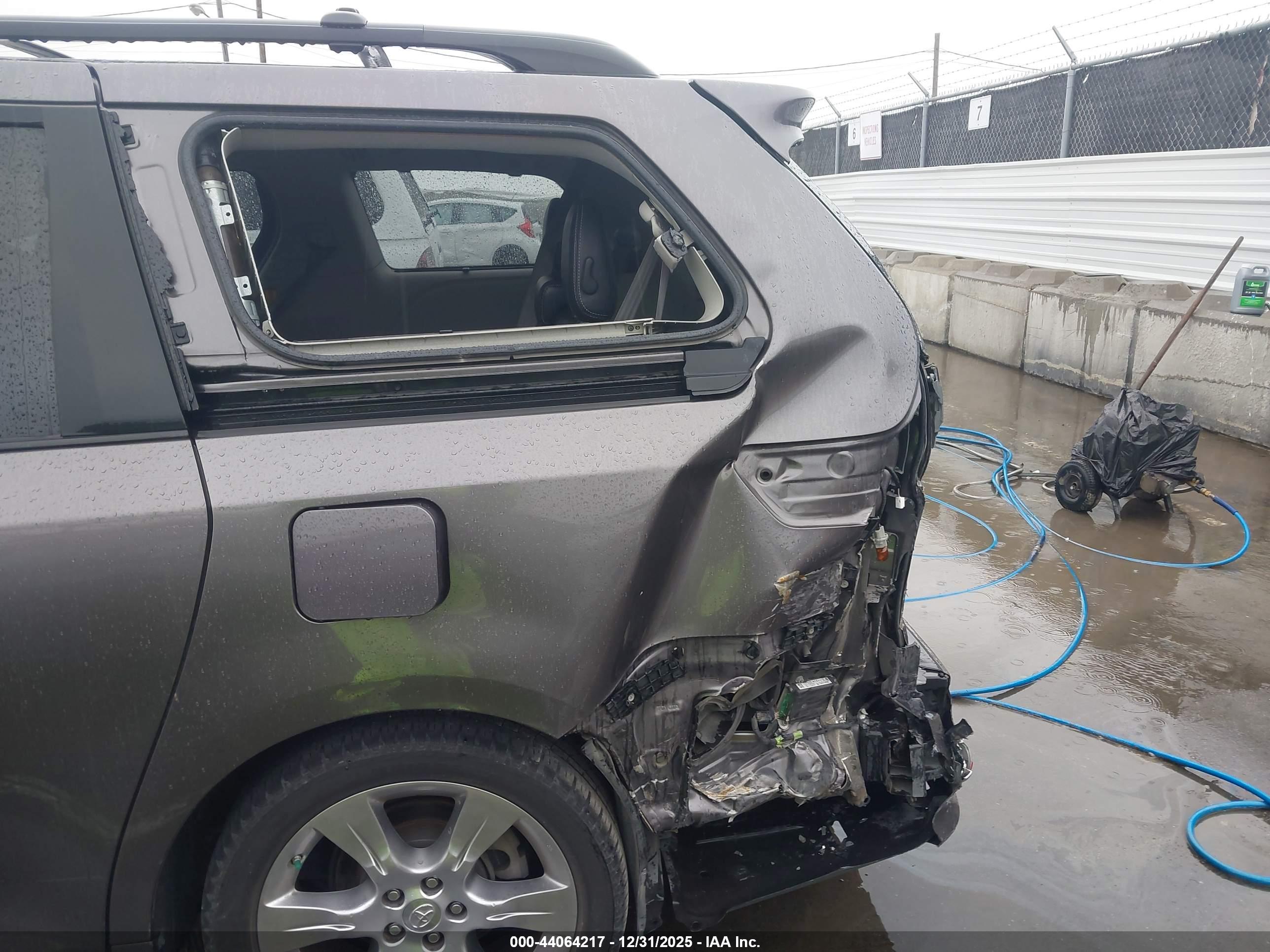 TOYOTA SIENNA image 6