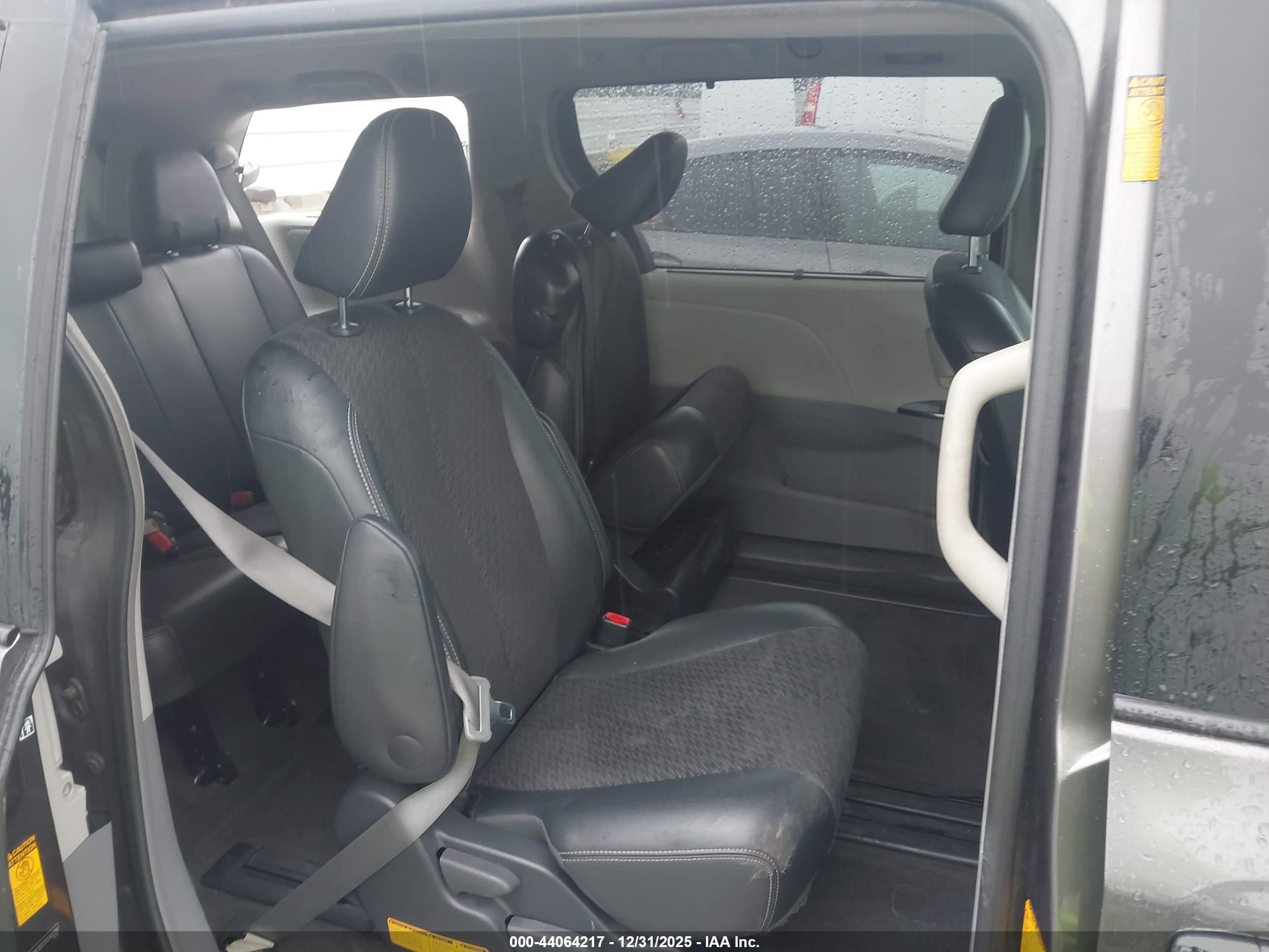 TOYOTA SIENNA image 8