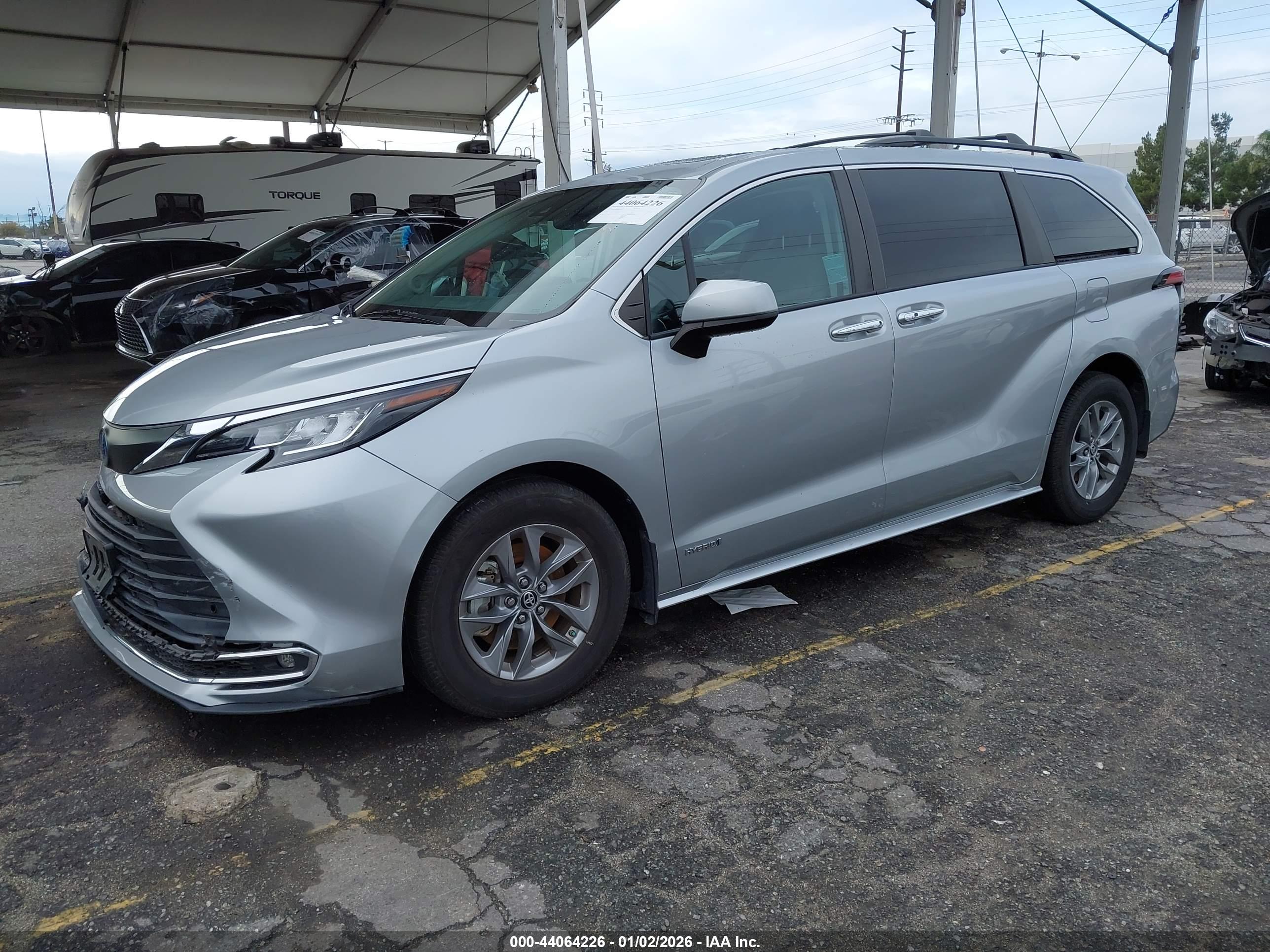 TOYOTA SIENNA image 2