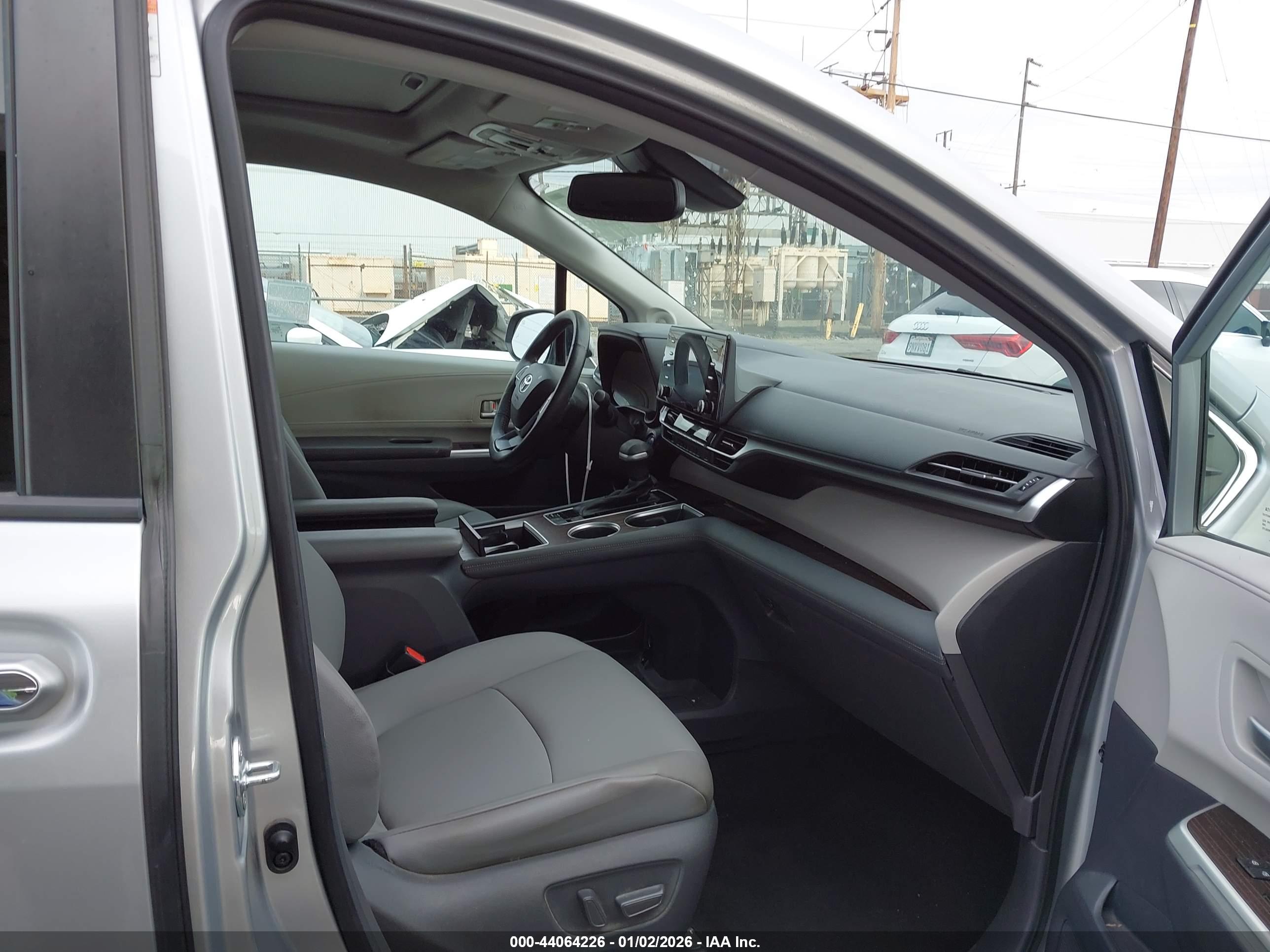 TOYOTA SIENNA image 5