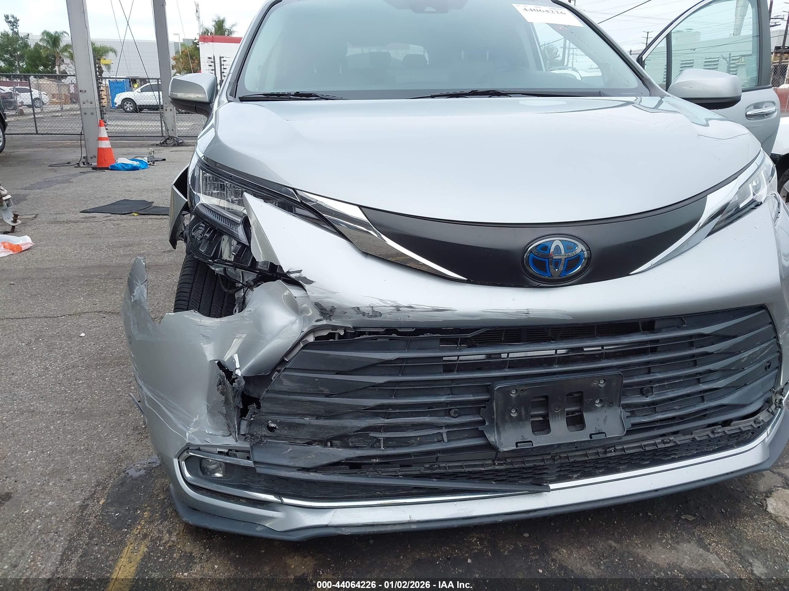 TOYOTA SIENNA image 6