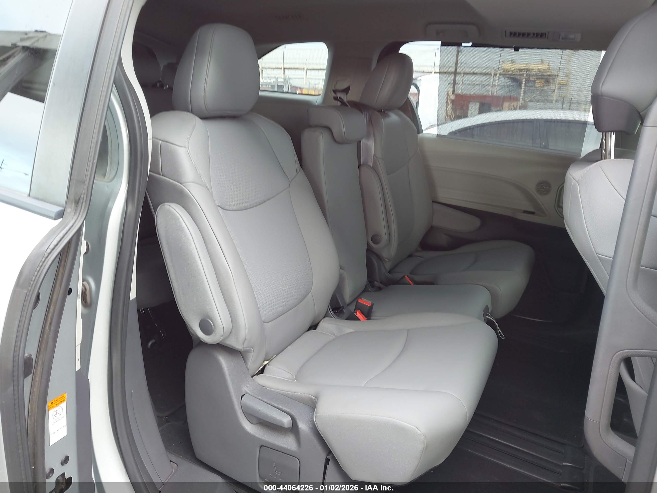 TOYOTA SIENNA image 8