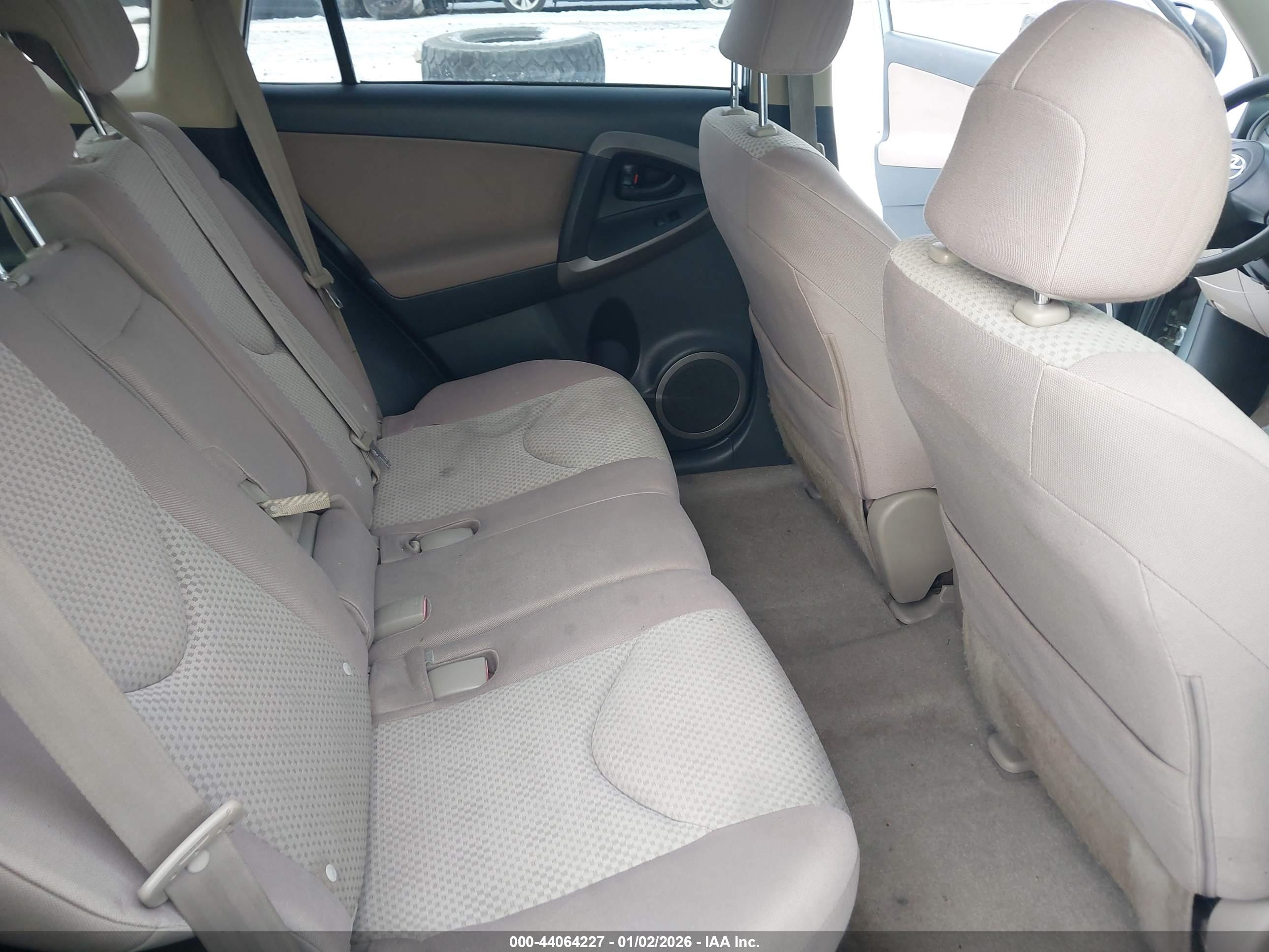 TOYOTA RAV4 image 8