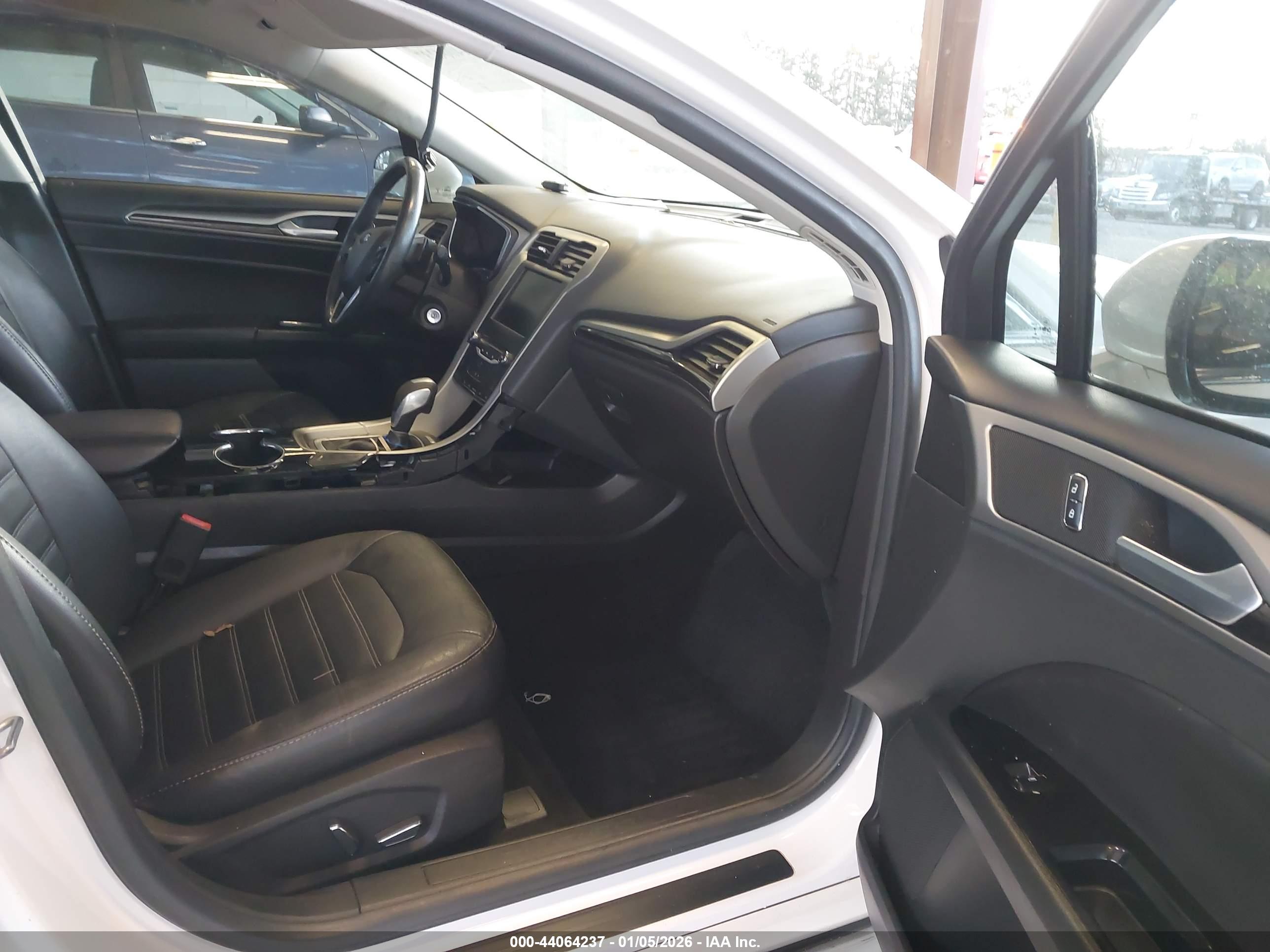 FORD FUSION image 5
