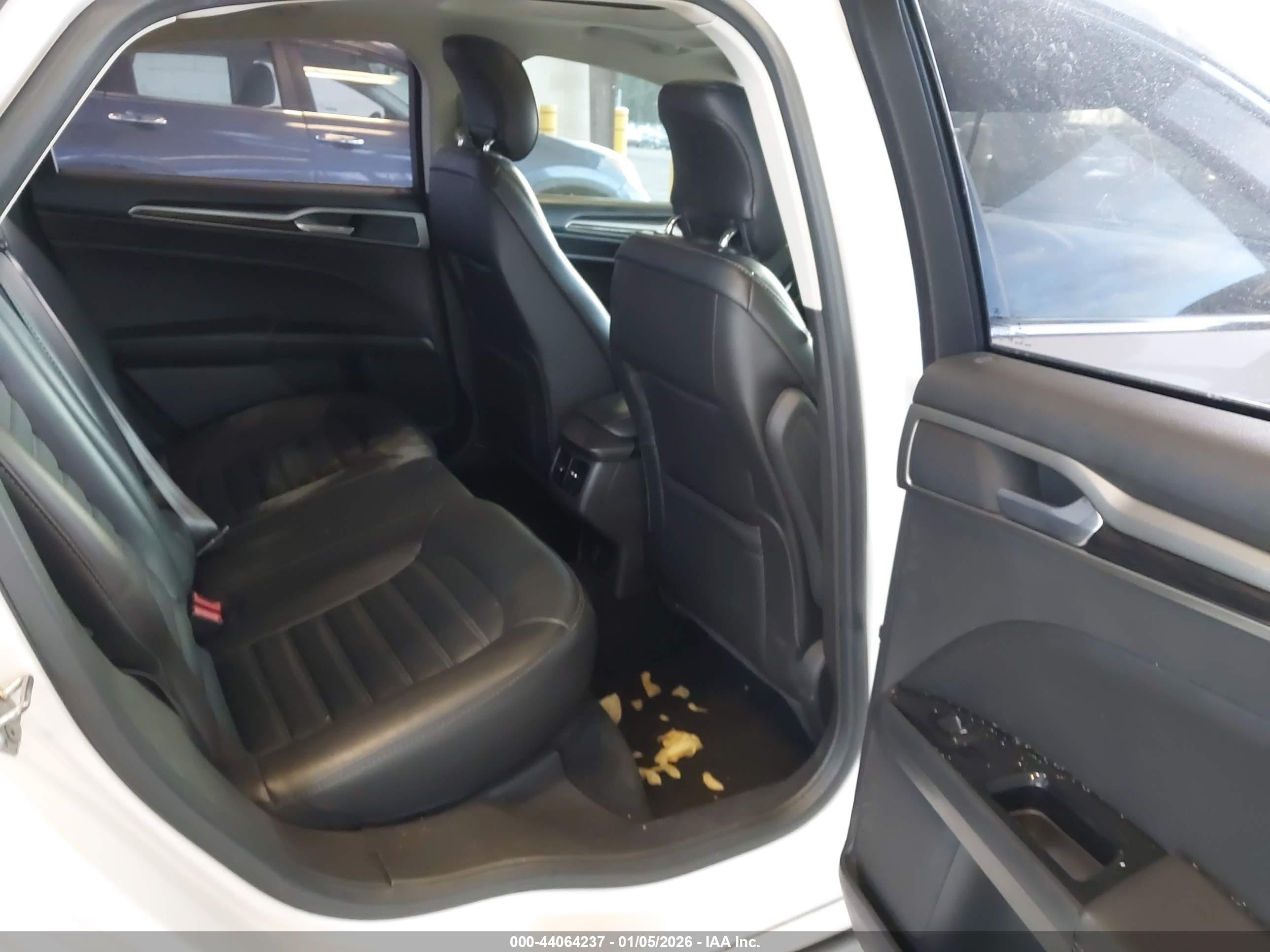 FORD FUSION image 8