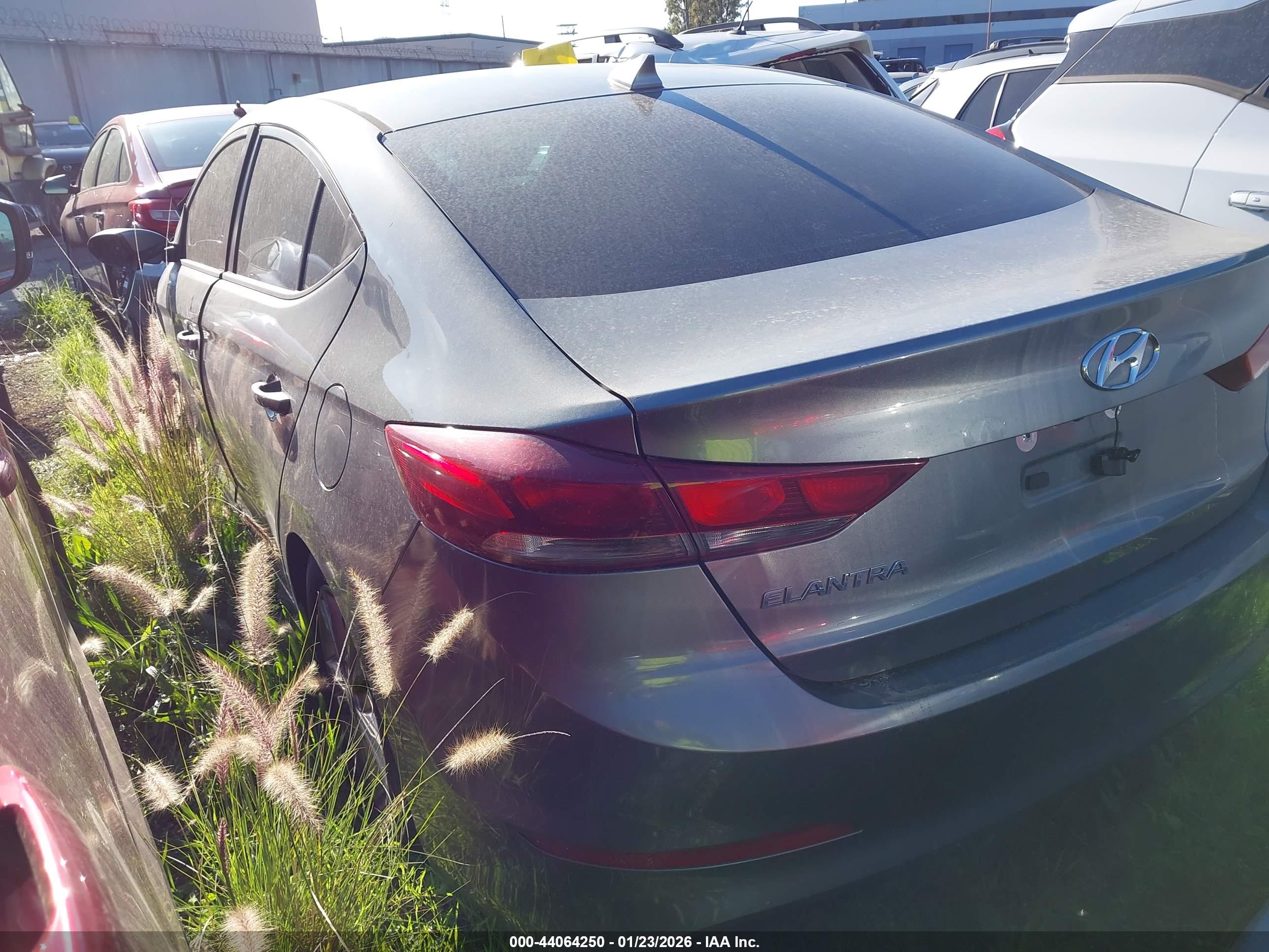 HYUNDAI ELANTRA image 3