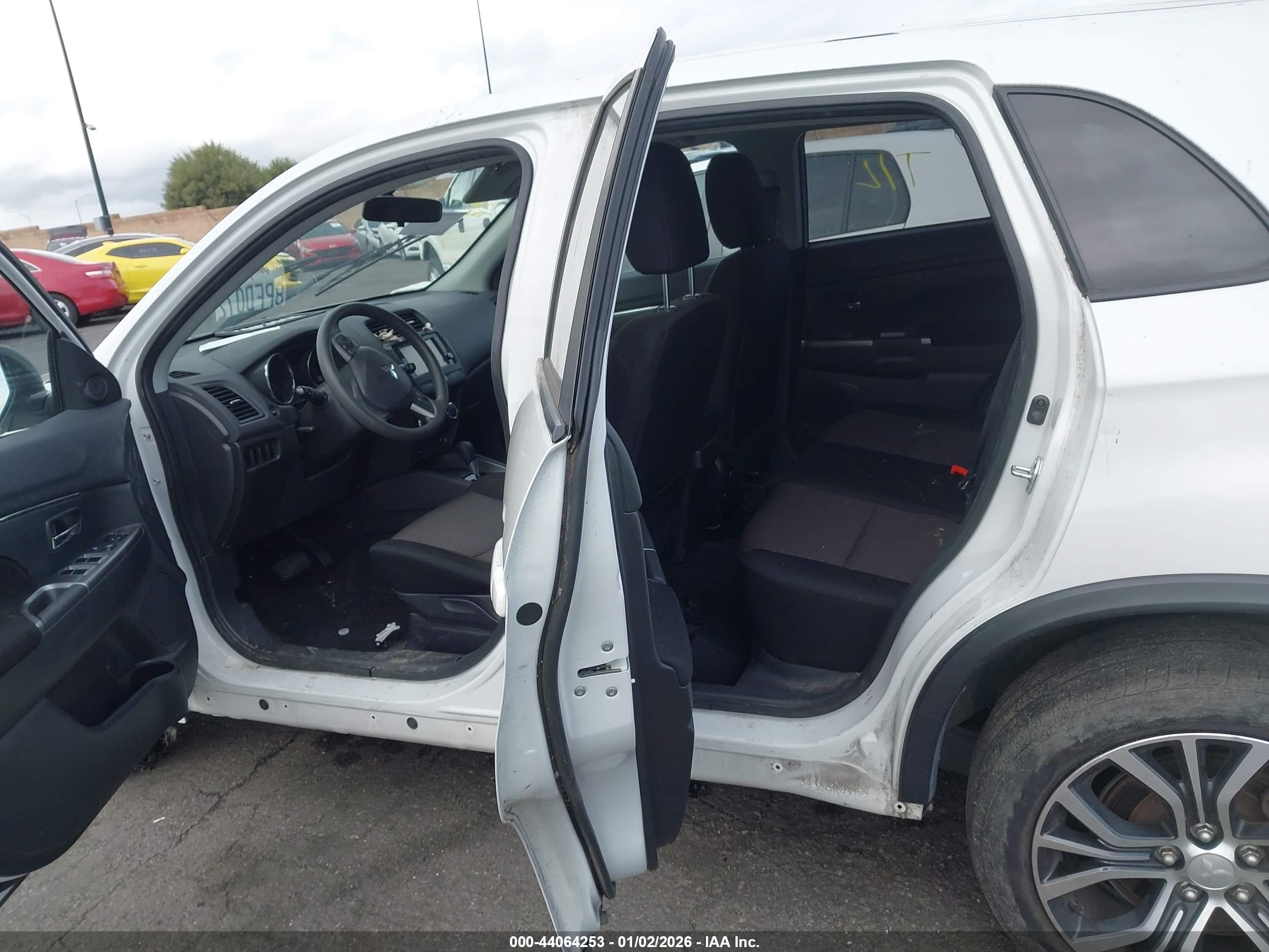 MITSUBISHI OUTLANDER image 8