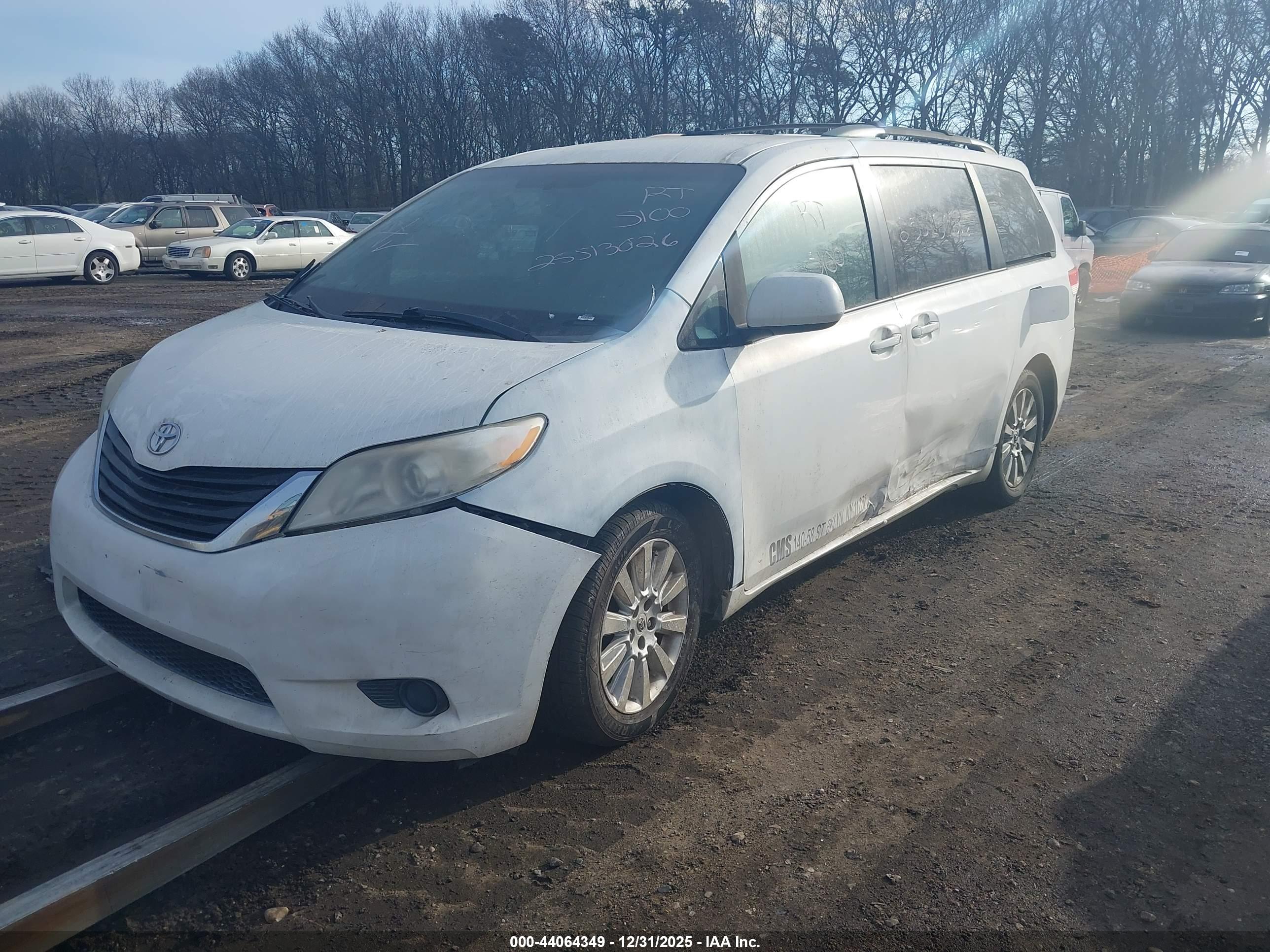 TOYOTA SIENNA image 2