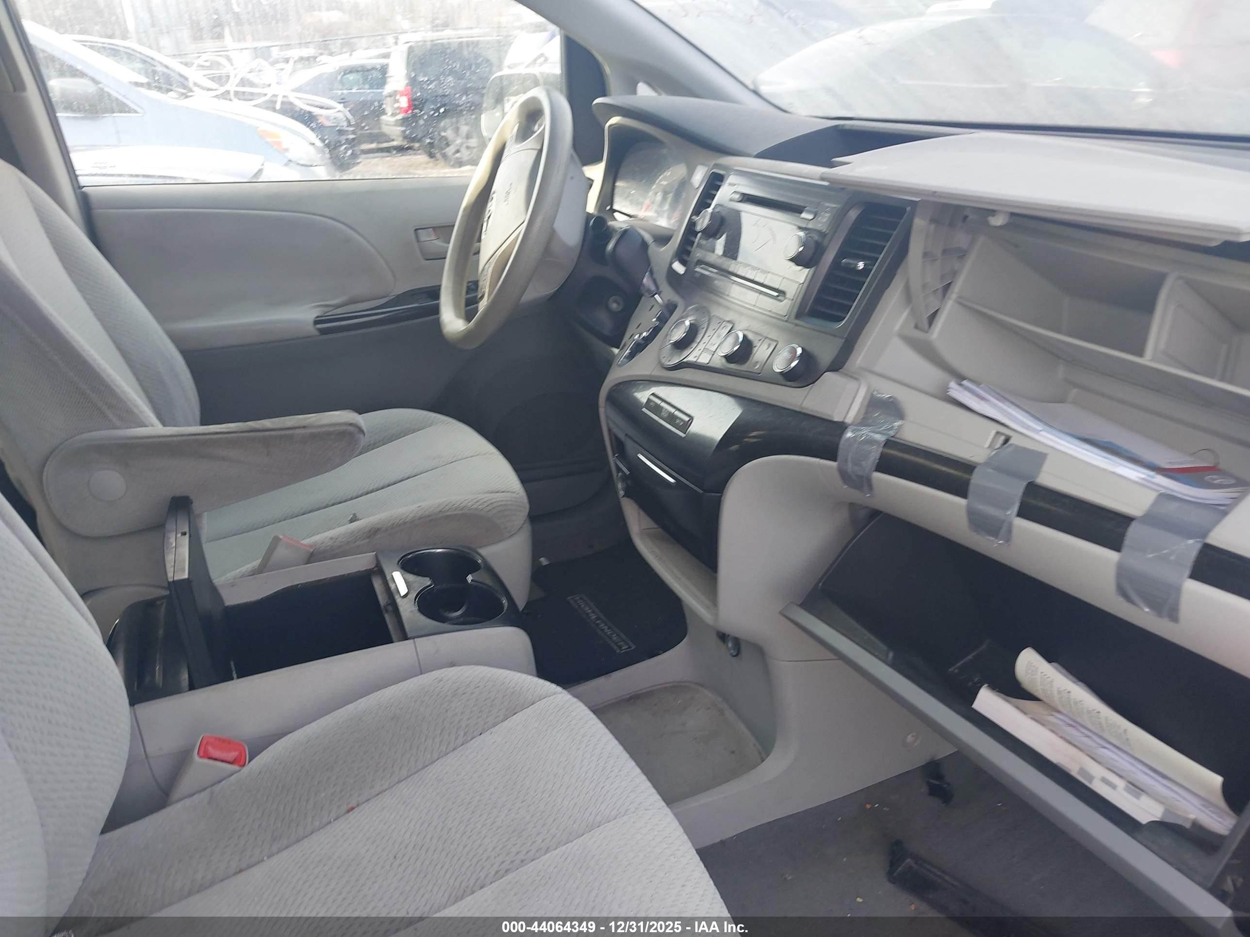 TOYOTA SIENNA image 5