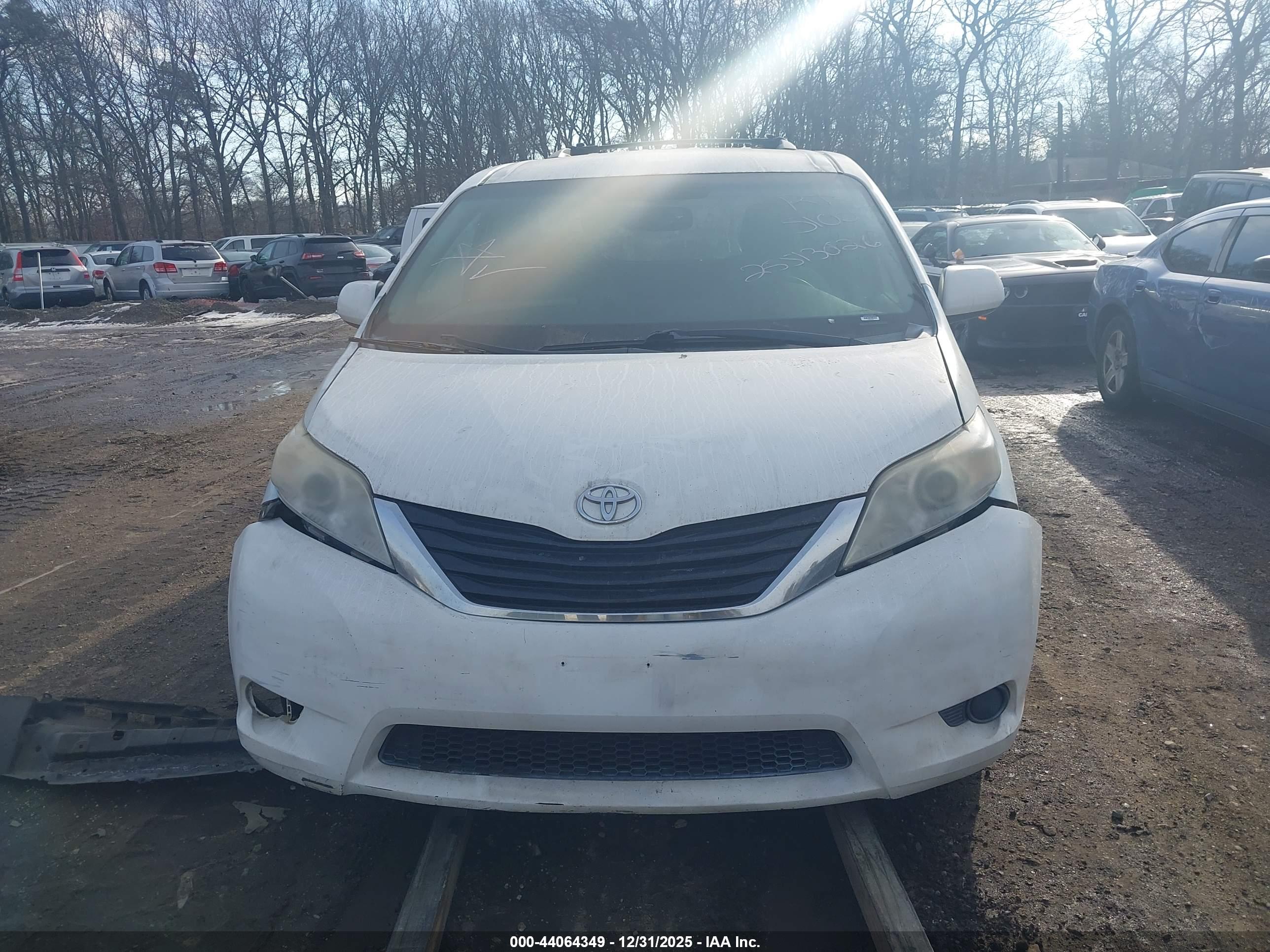 TOYOTA SIENNA image 6