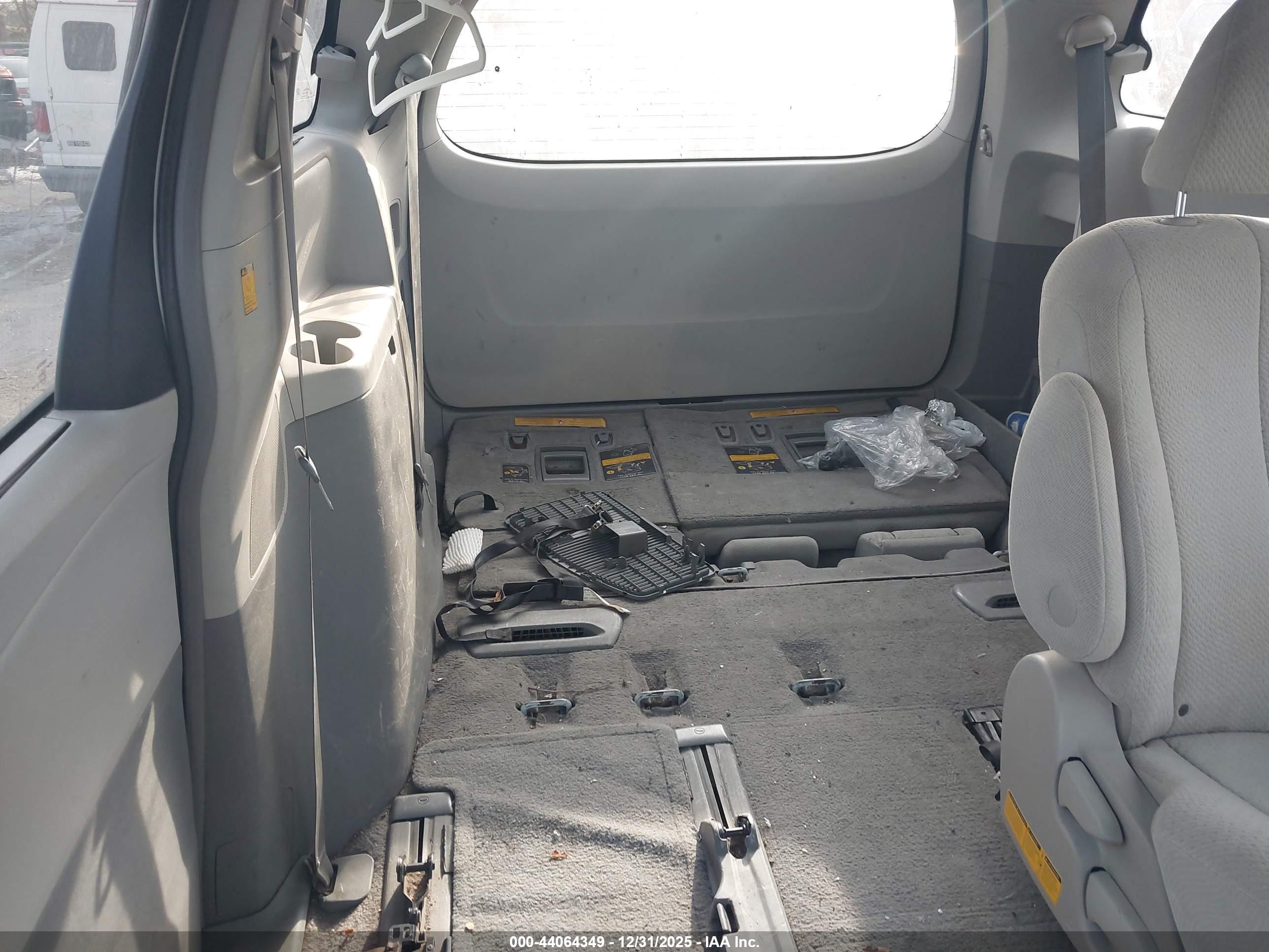TOYOTA SIENNA image 8