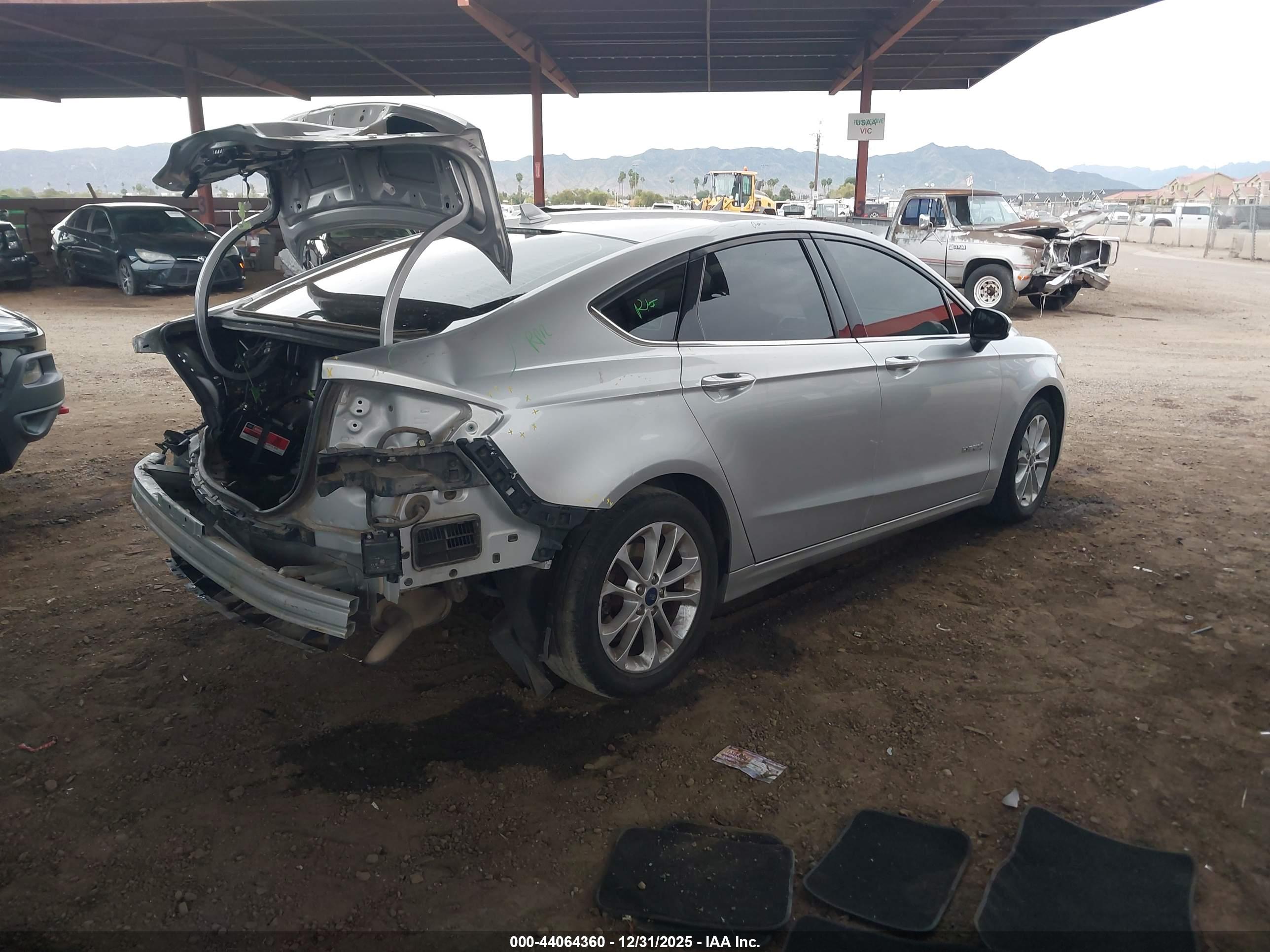 FORD FUSION image 4