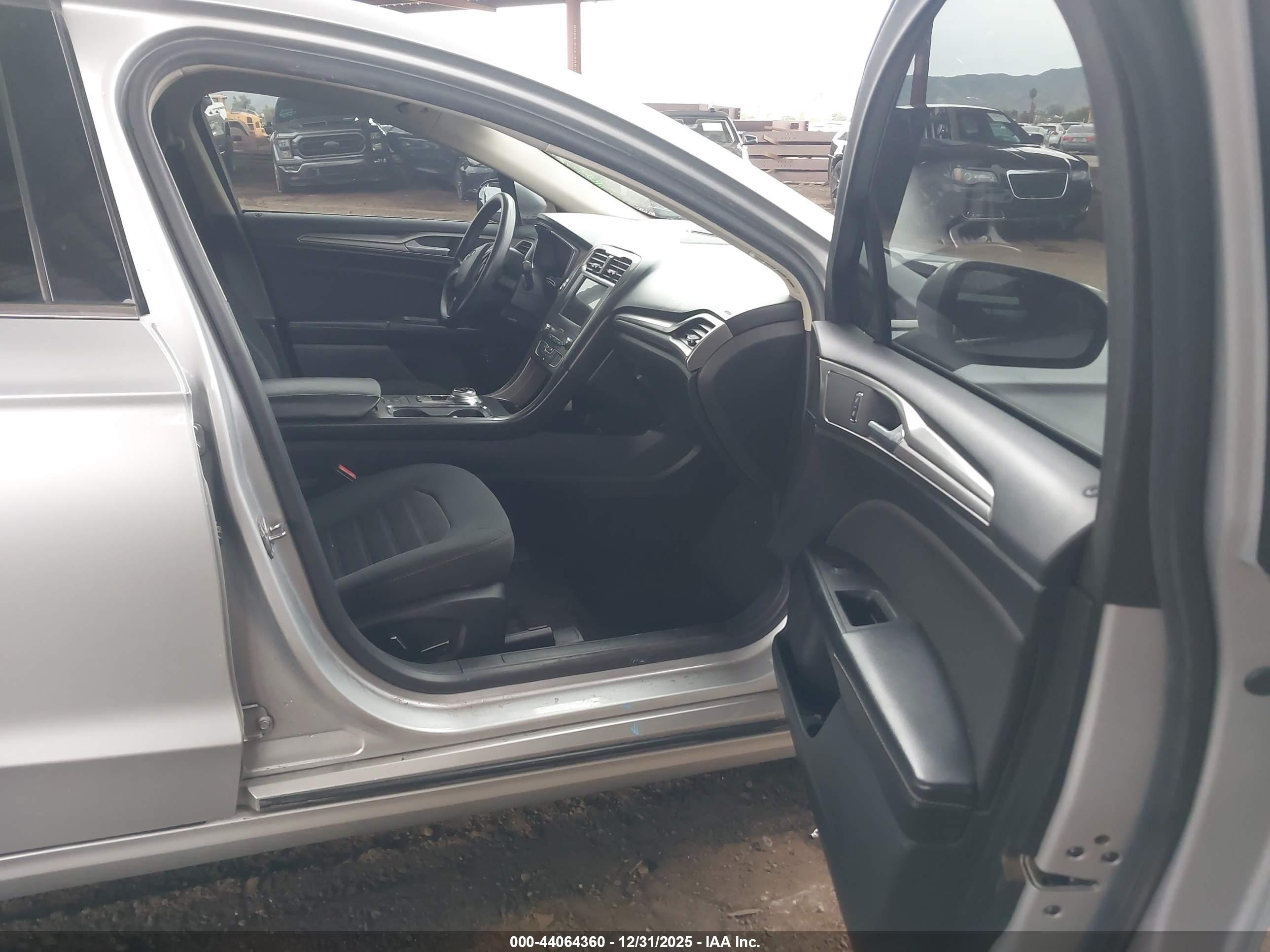 FORD FUSION image 5
