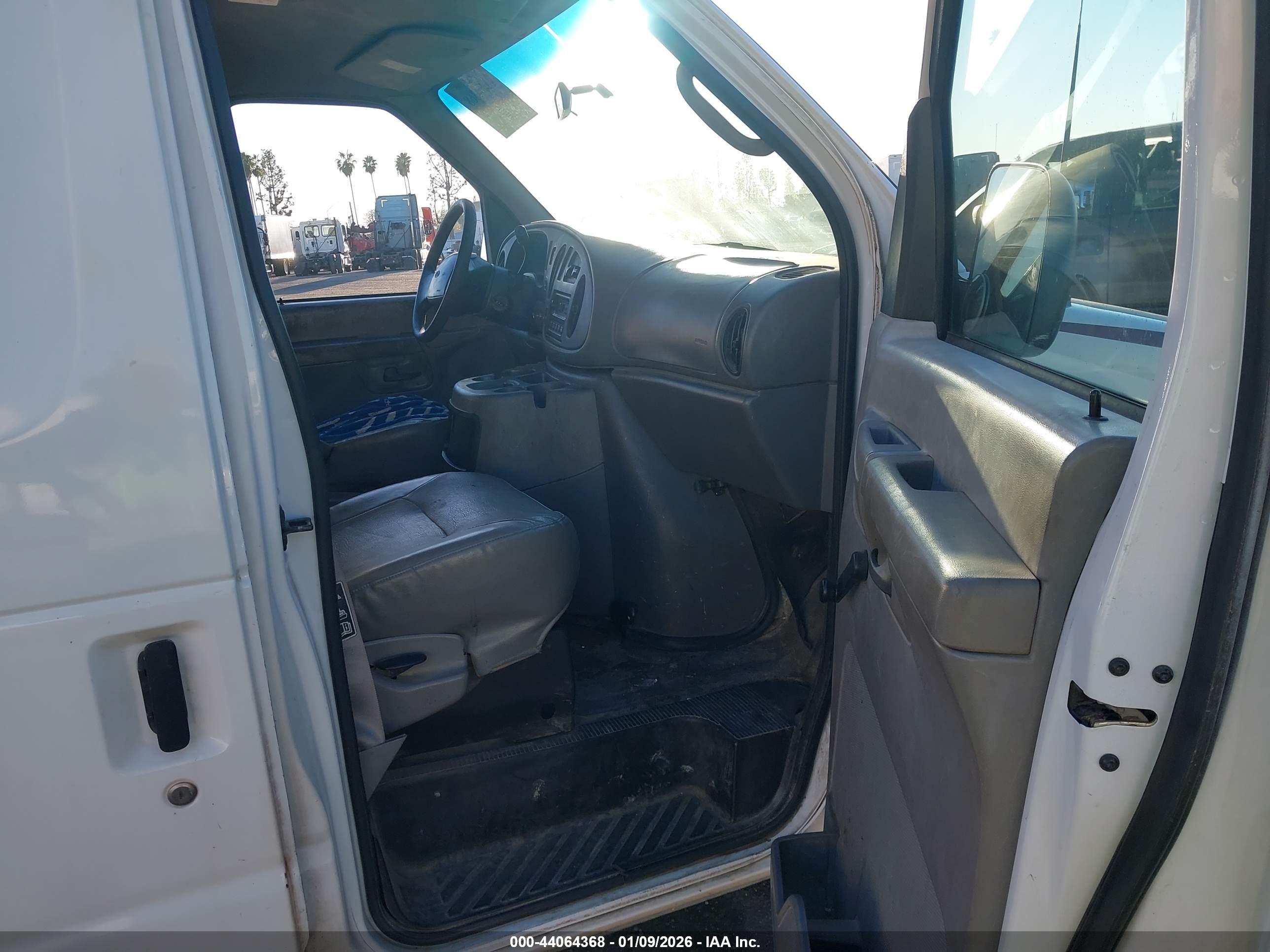 FORD E-250 image 5