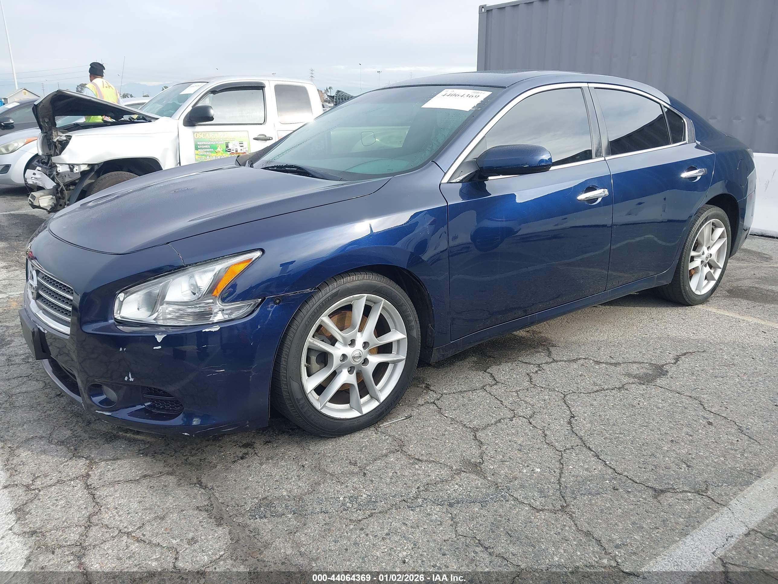 NISSAN MAXIMA image 2