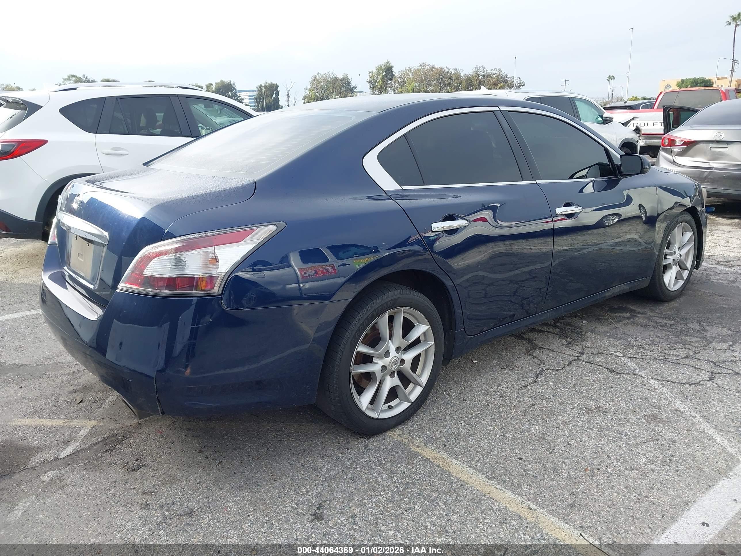 NISSAN MAXIMA image 4