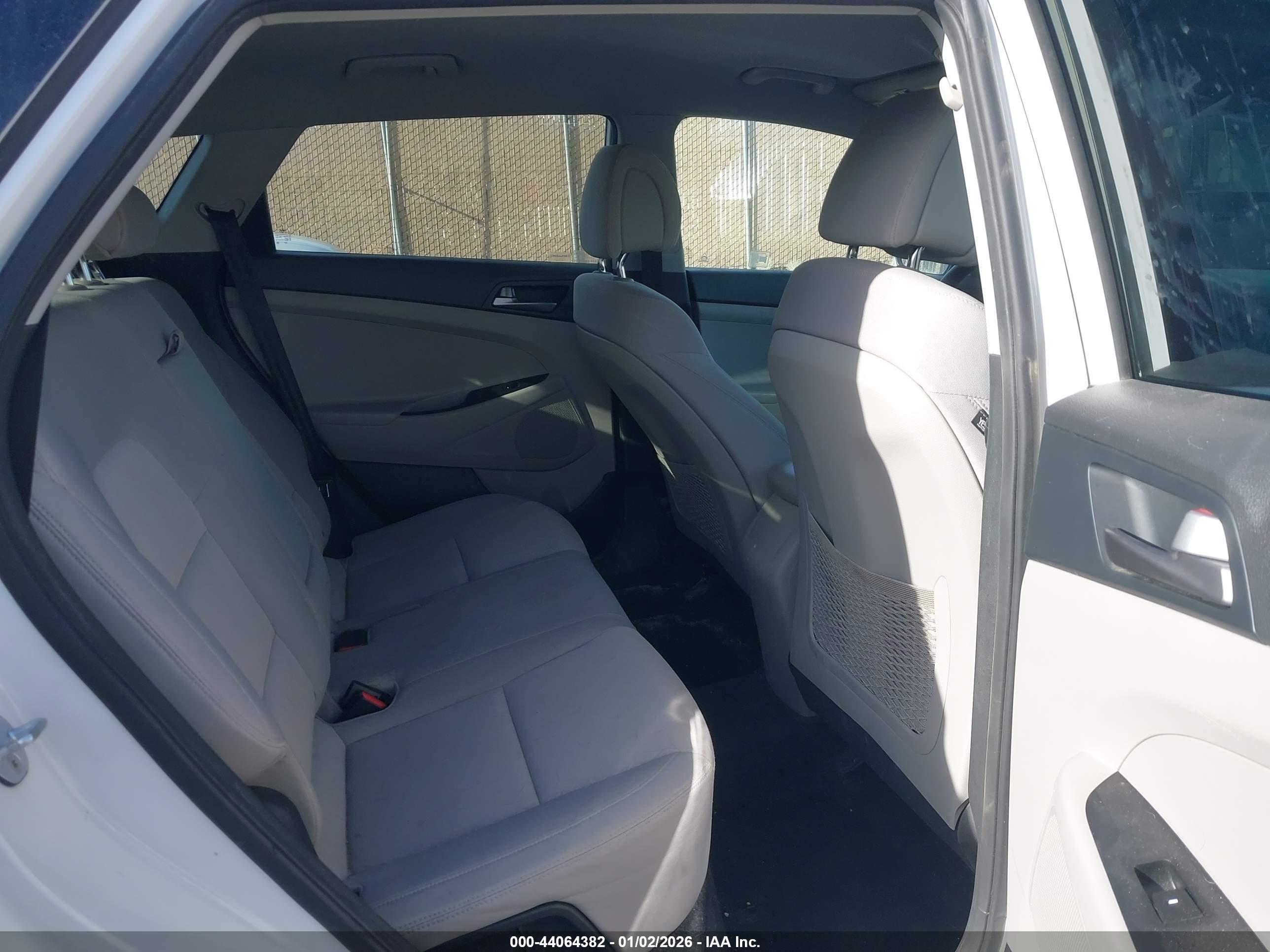 HYUNDAI TUCSON image 8