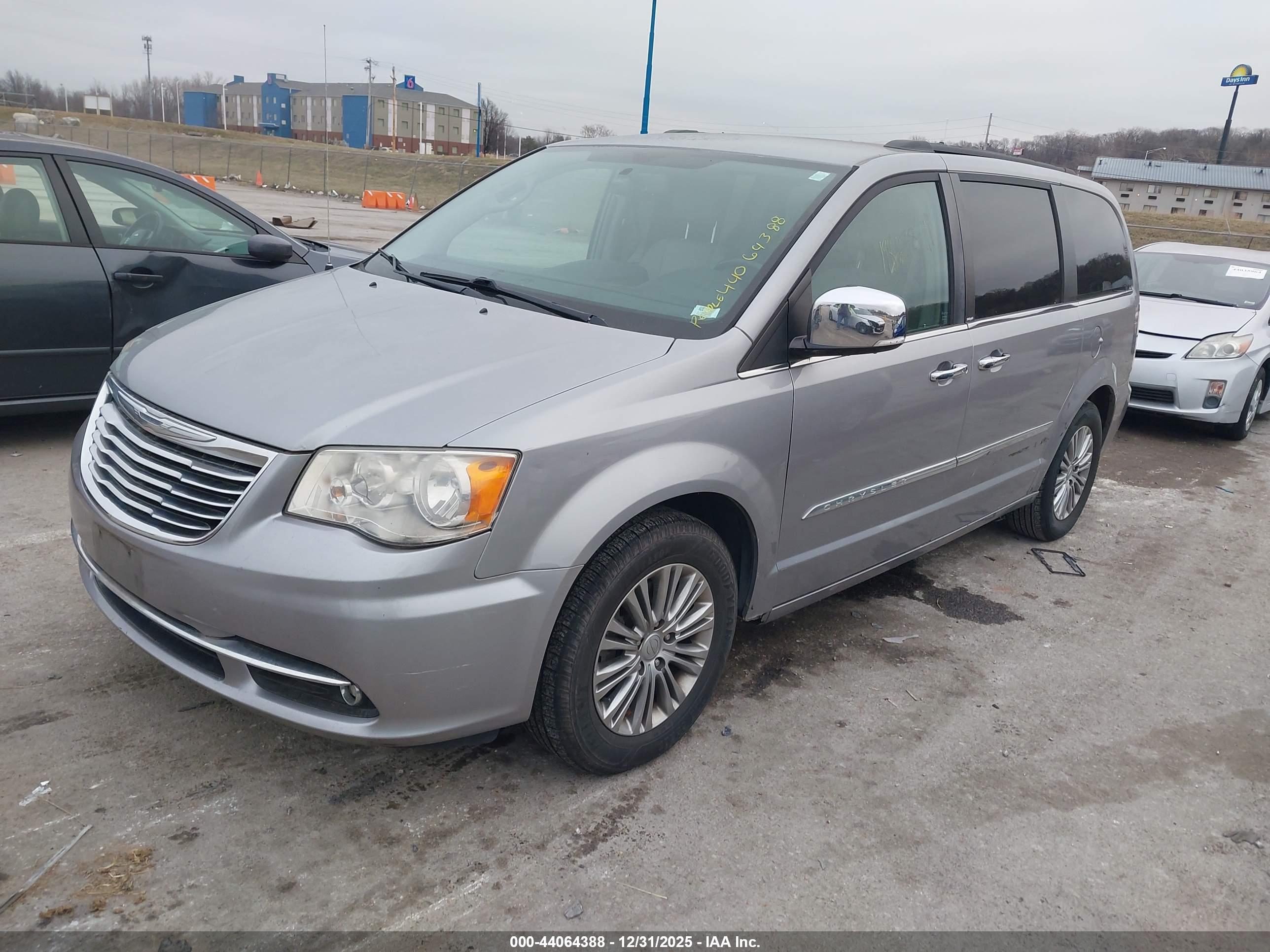 CHRYSLER TOWN image 2