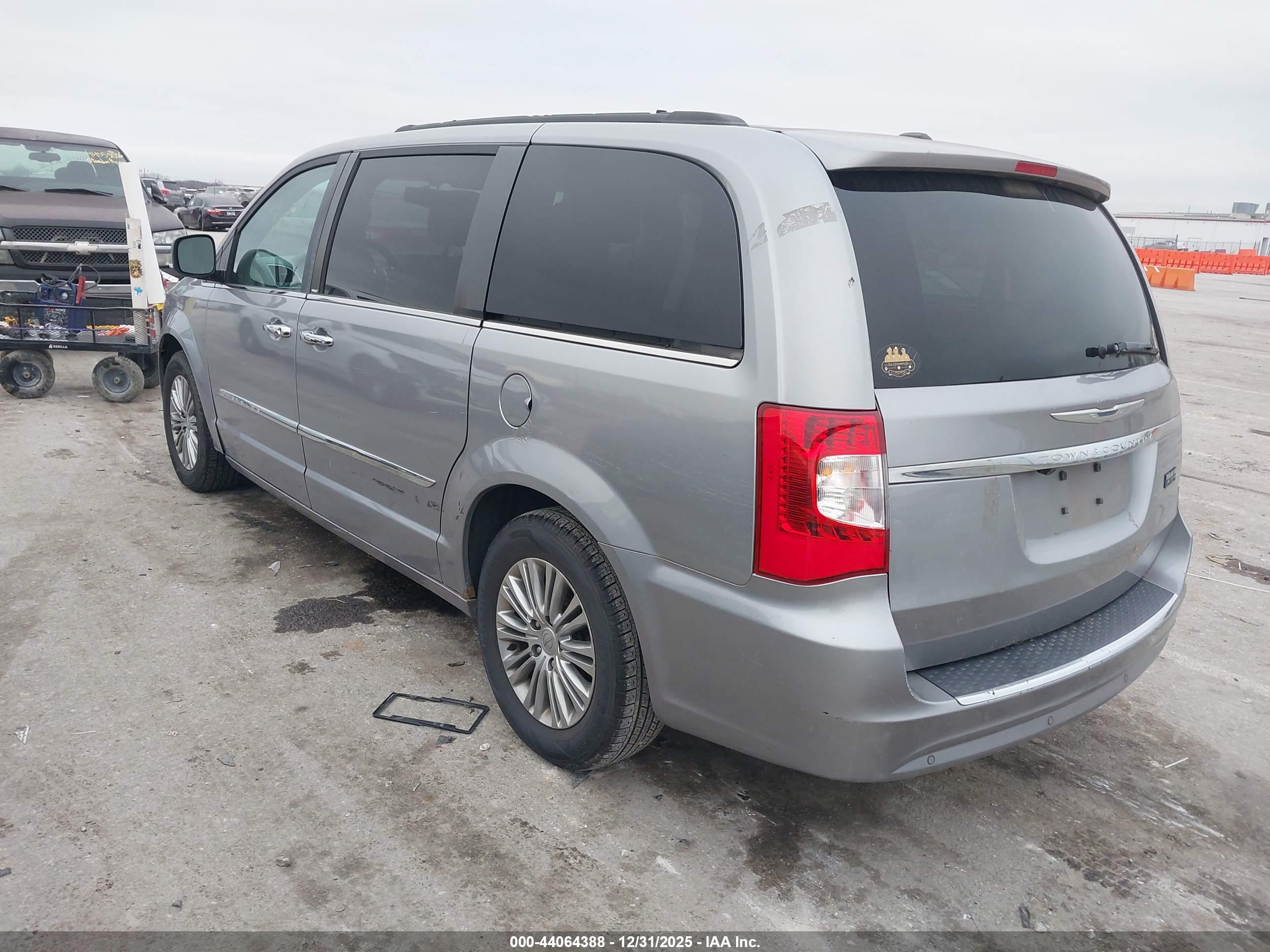 CHRYSLER TOWN image 3