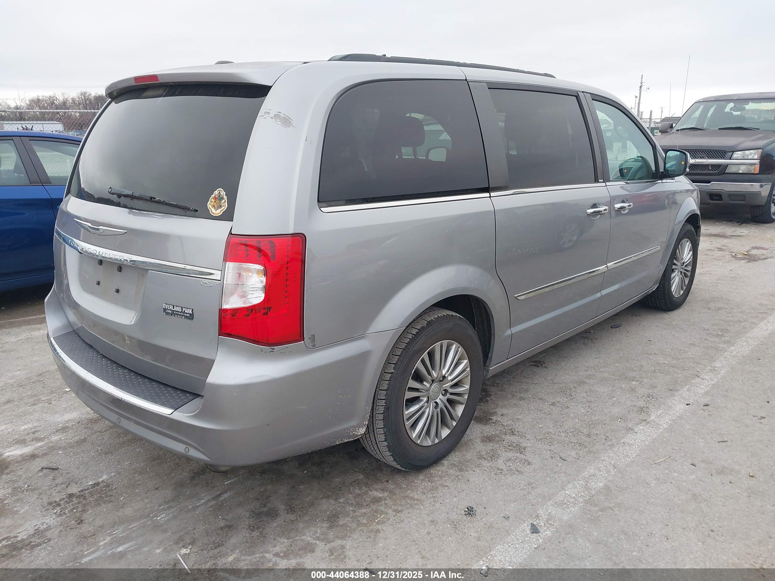 CHRYSLER TOWN image 4
