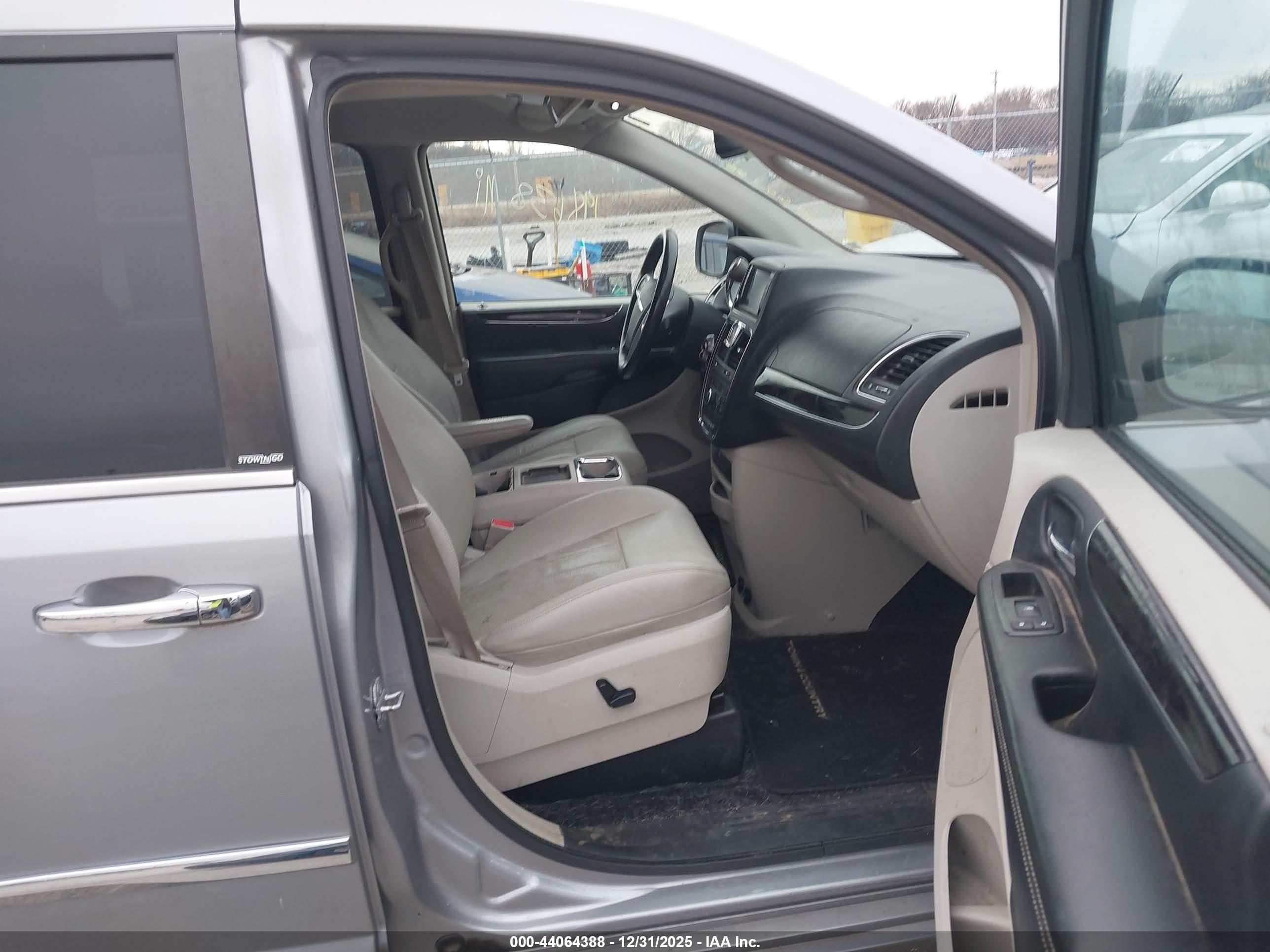 CHRYSLER TOWN image 5