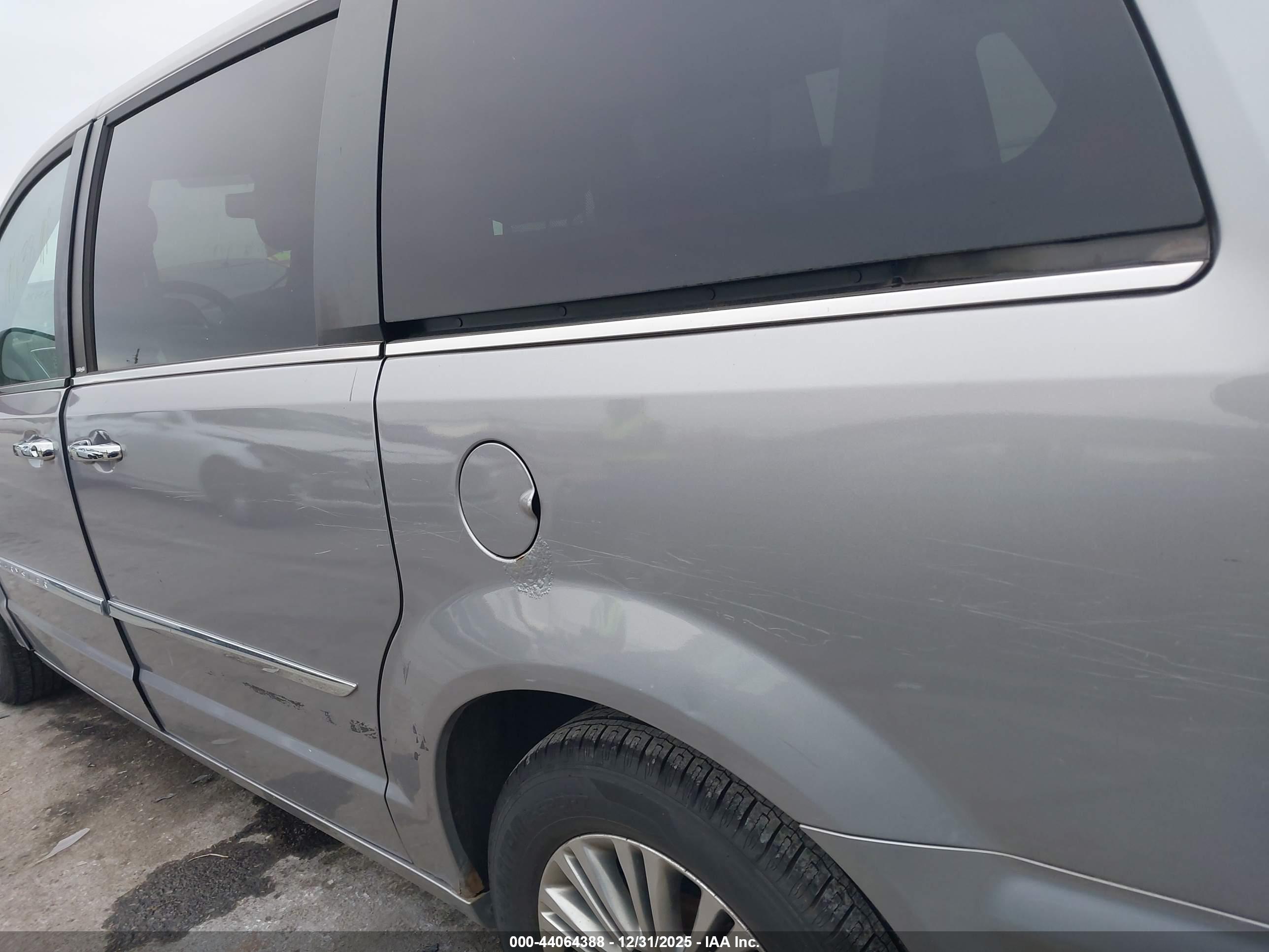 CHRYSLER TOWN image 6