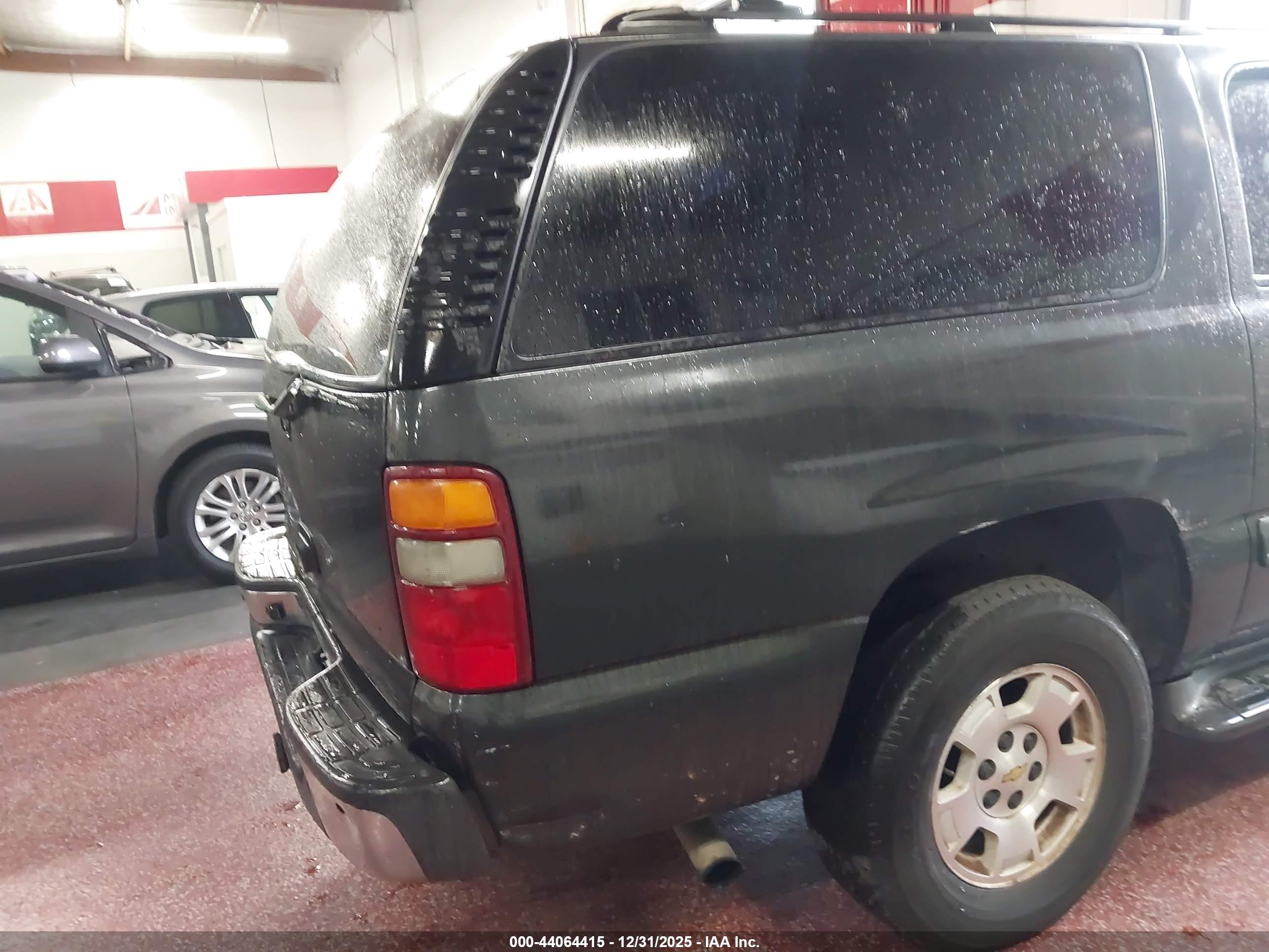 CHEVROLET SUBURBAN image 4