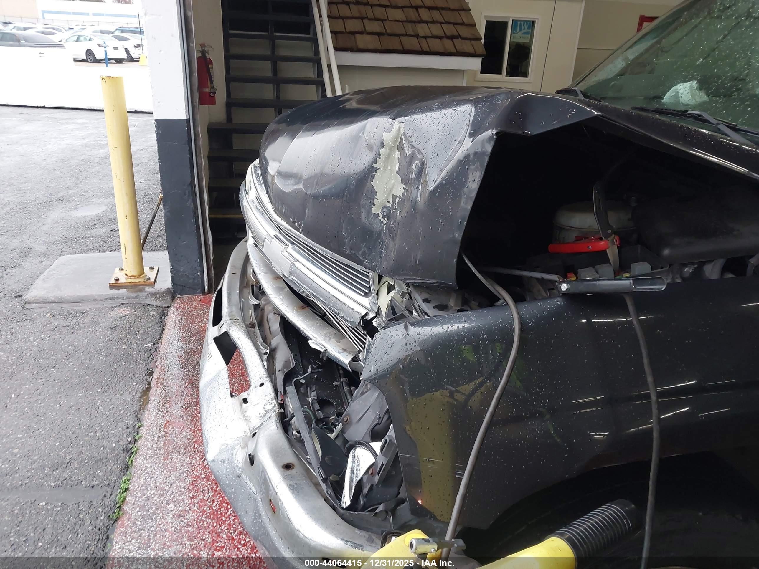 CHEVROLET SUBURBAN image 6