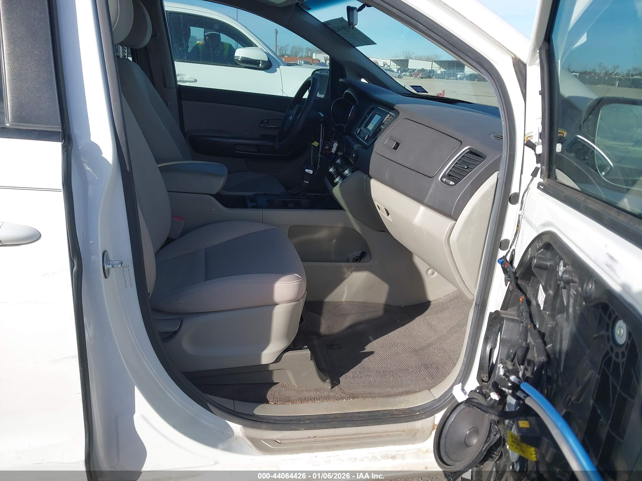 KIA SEDONA image 5
