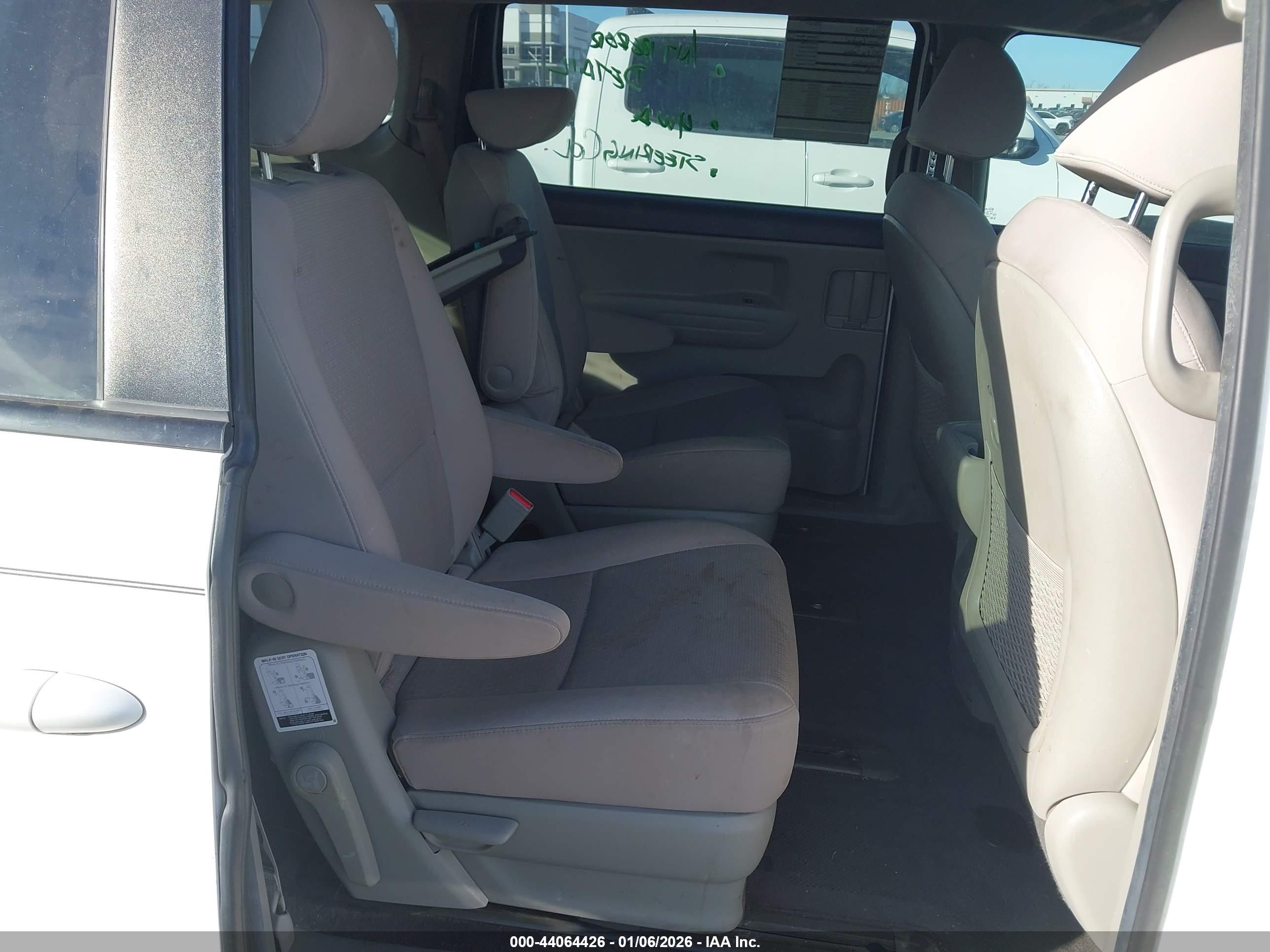 KIA SEDONA image 8