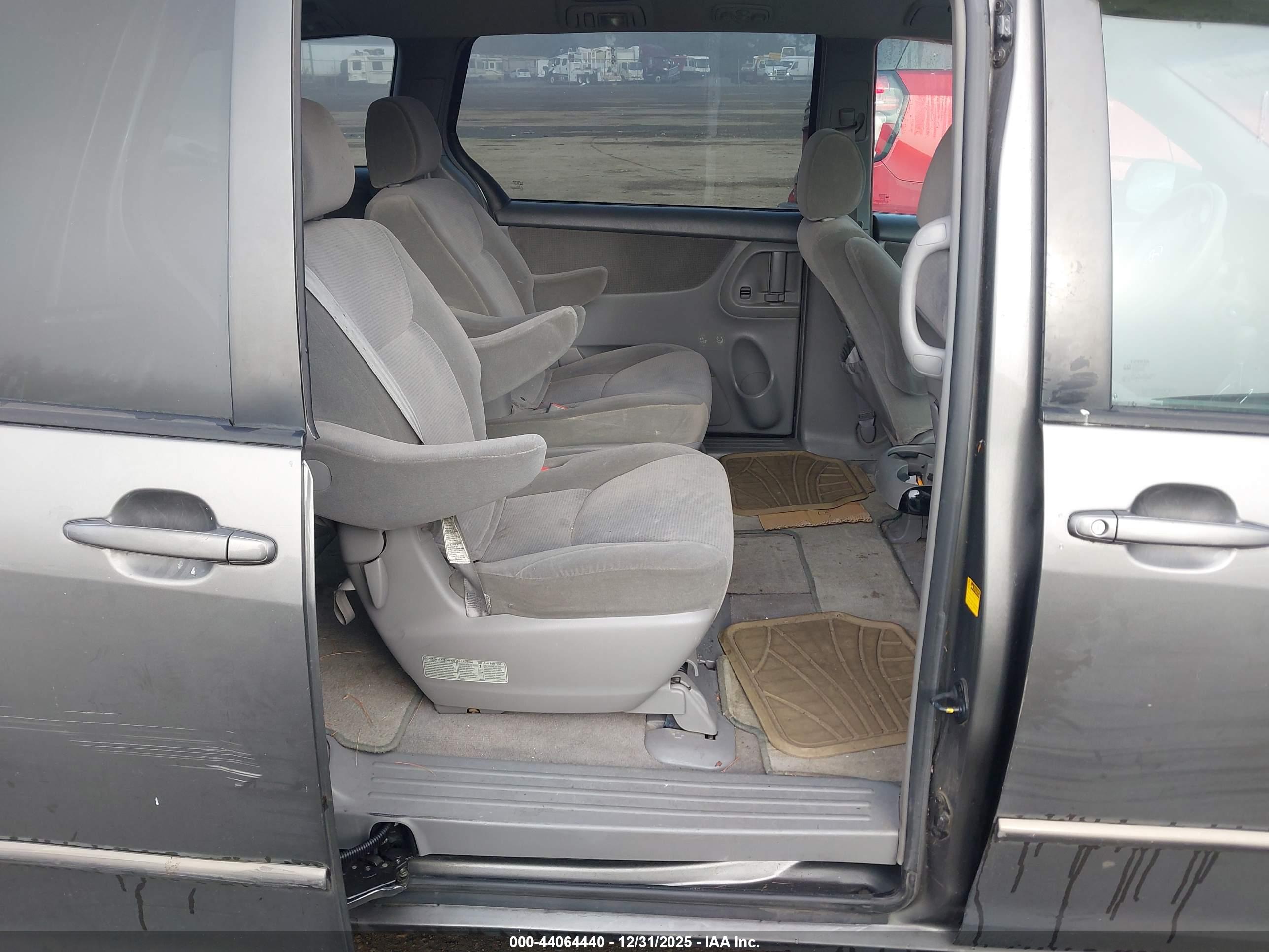 TOYOTA SIENNA image 8