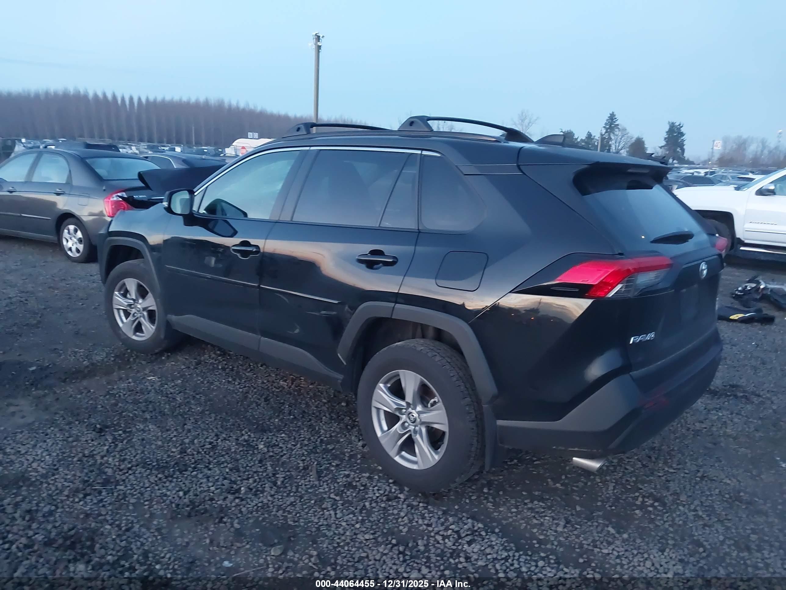 TOYOTA RAV4 image 3