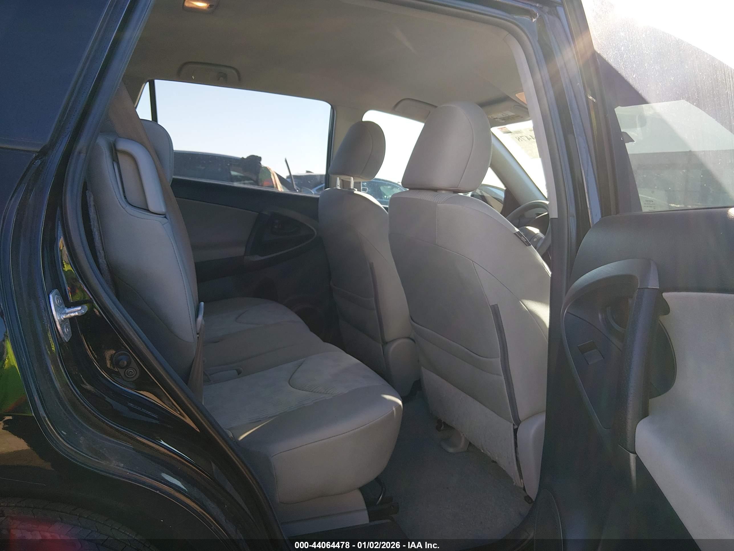 TOYOTA RAV4 image 8