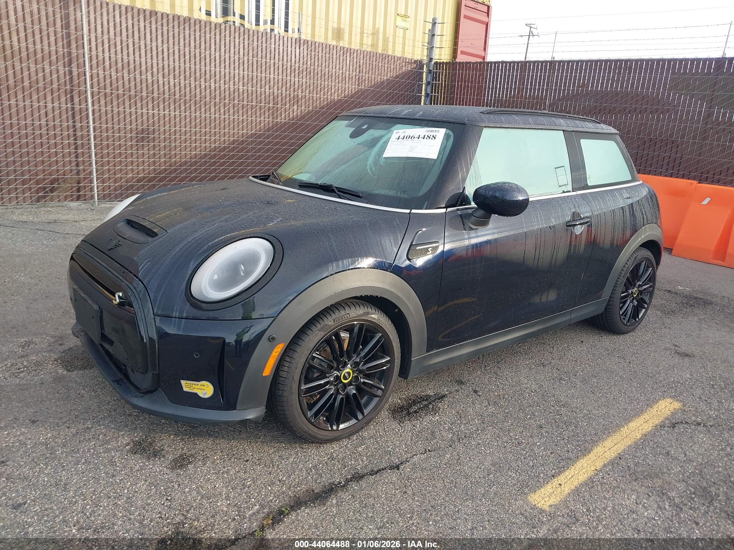 MINI SE image 2