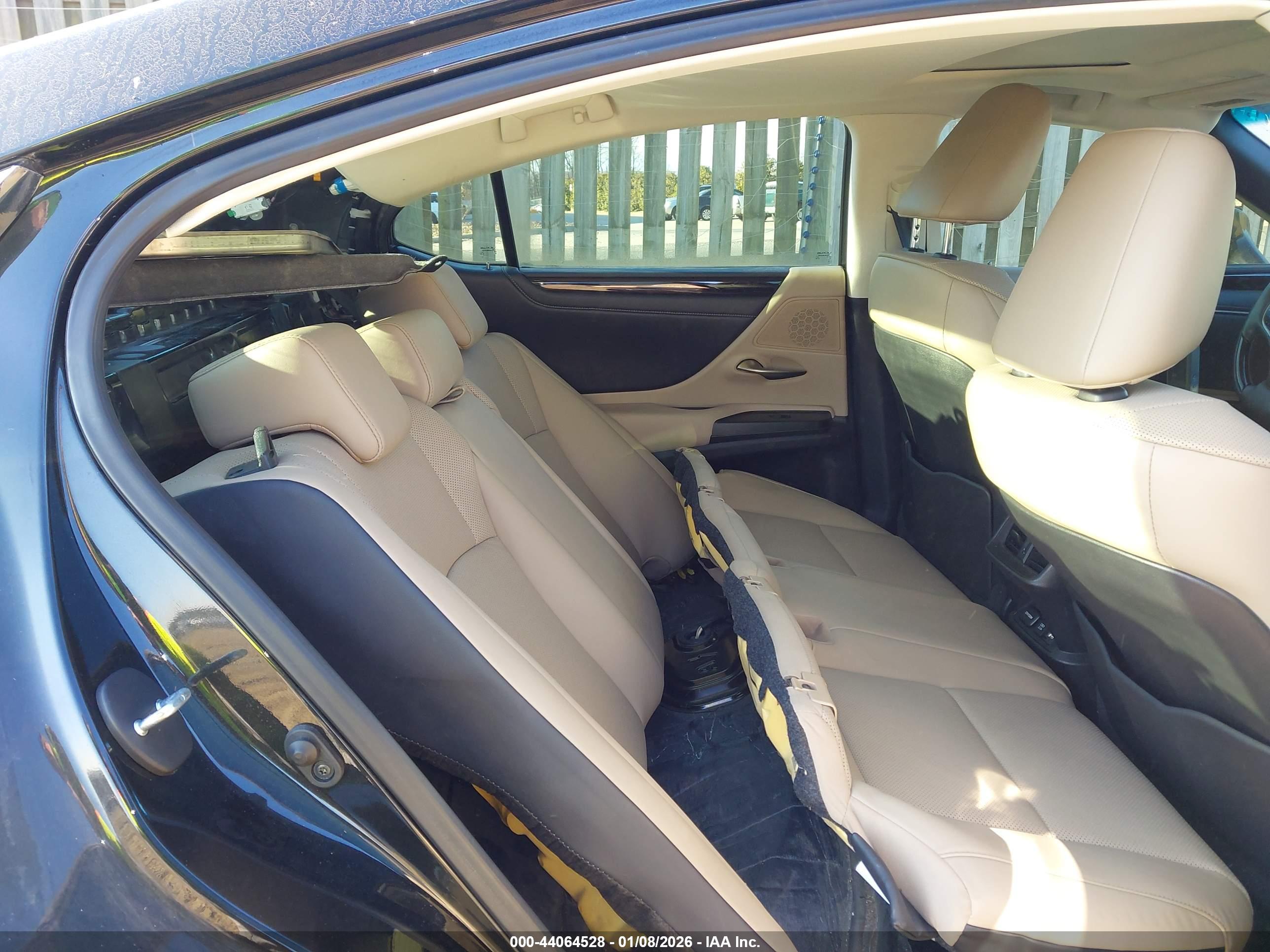 LEXUS ES image 8
