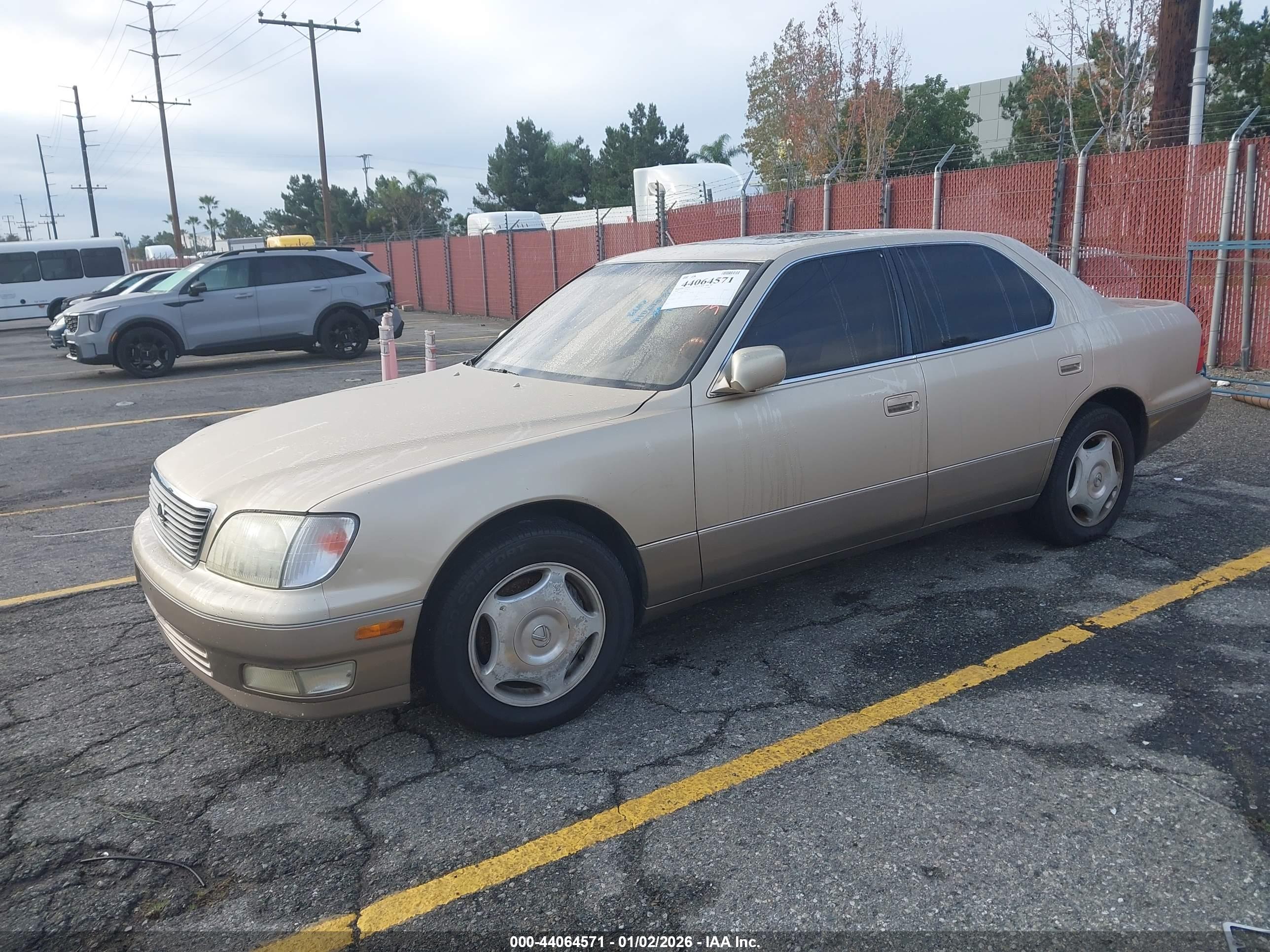 LEXUS LS image 2