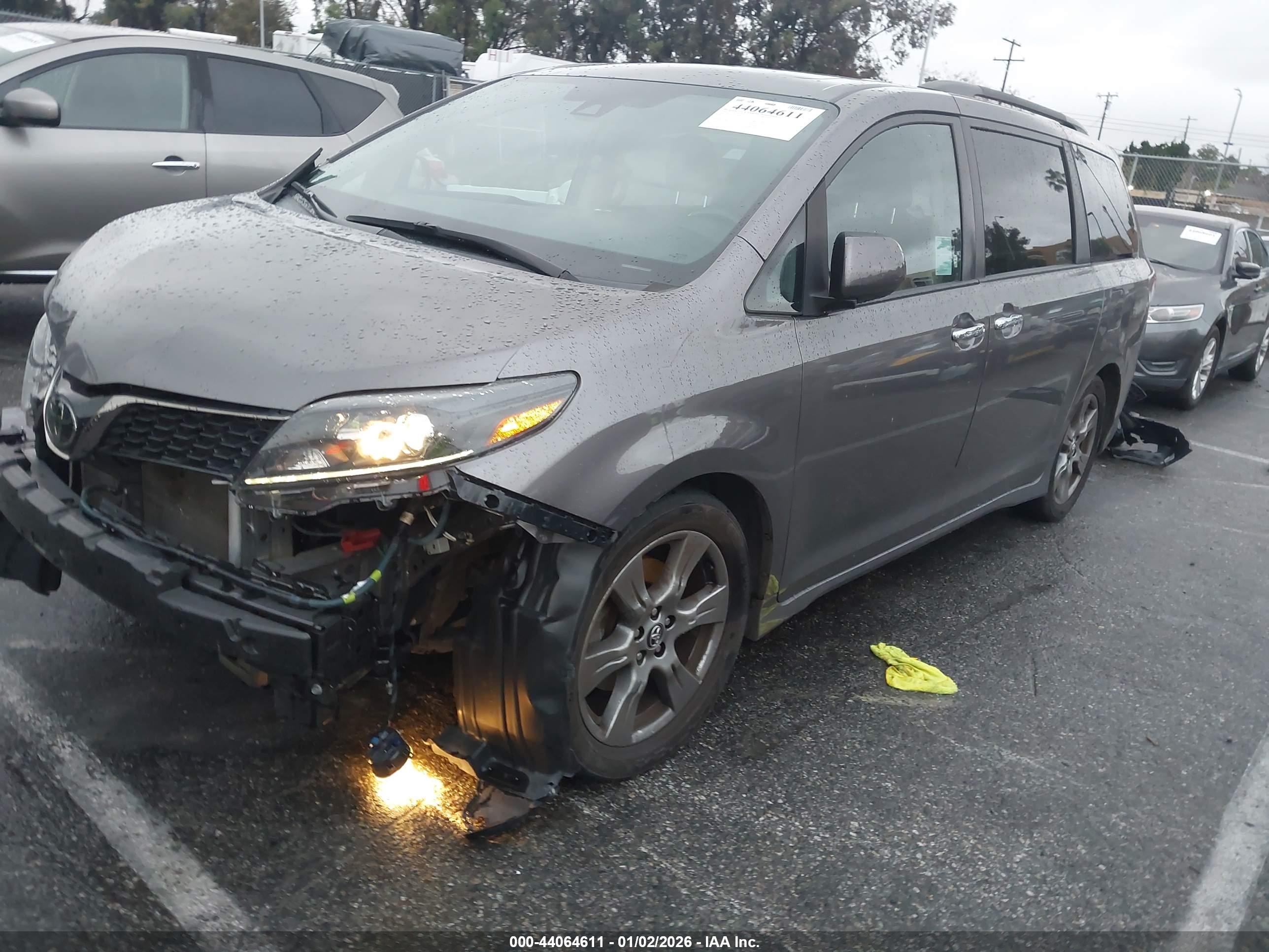TOYOTA SIENNA image 2