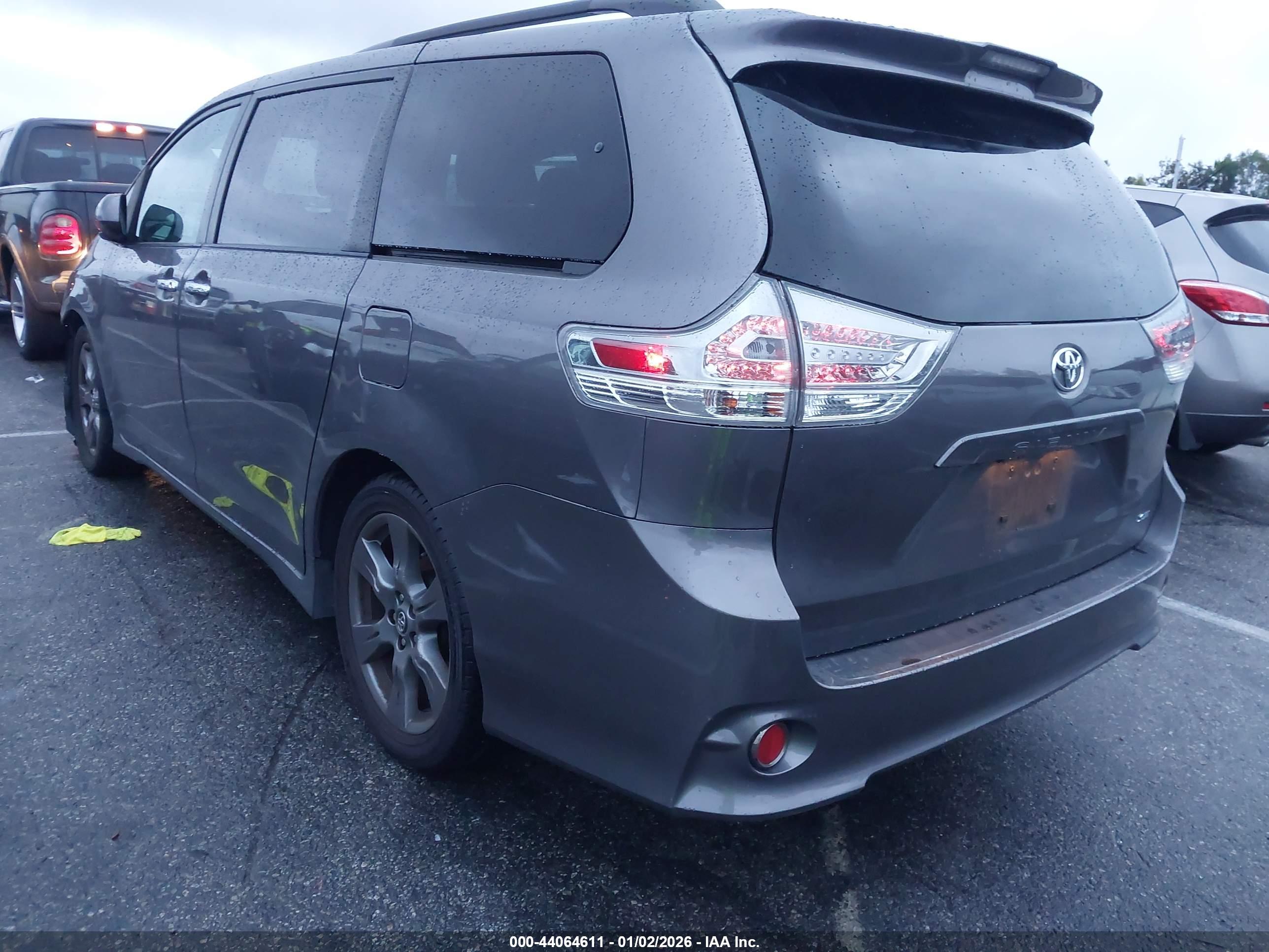 TOYOTA SIENNA image 3