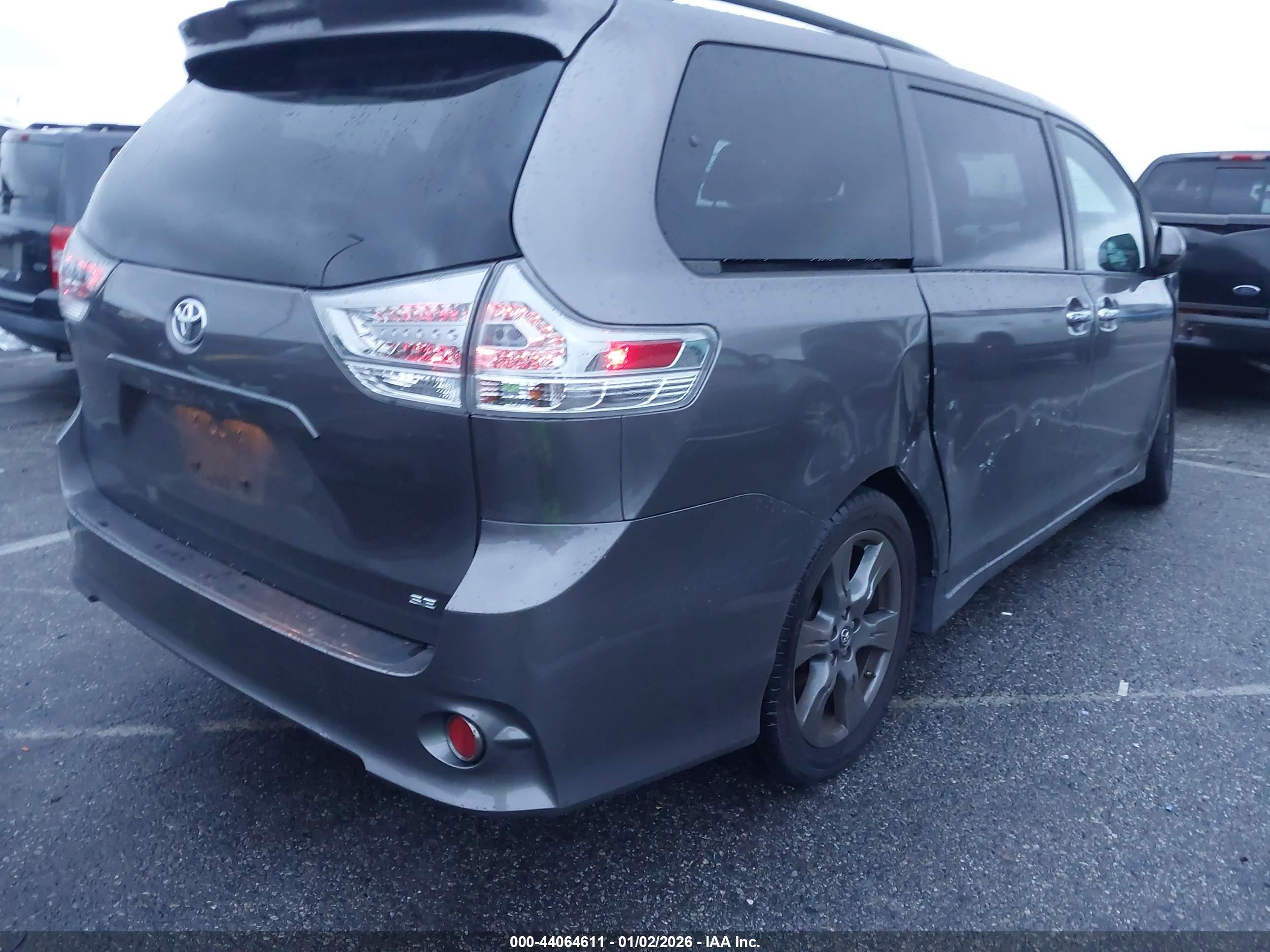 TOYOTA SIENNA image 4
