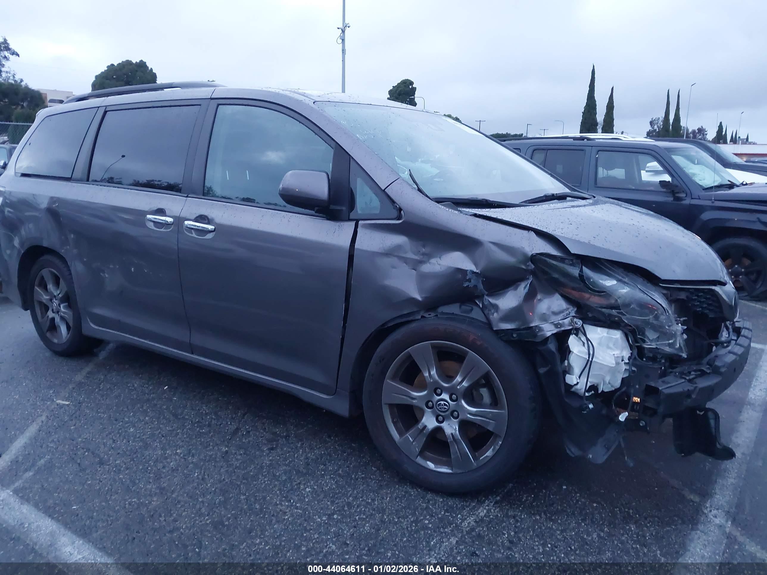 TOYOTA SIENNA image 6