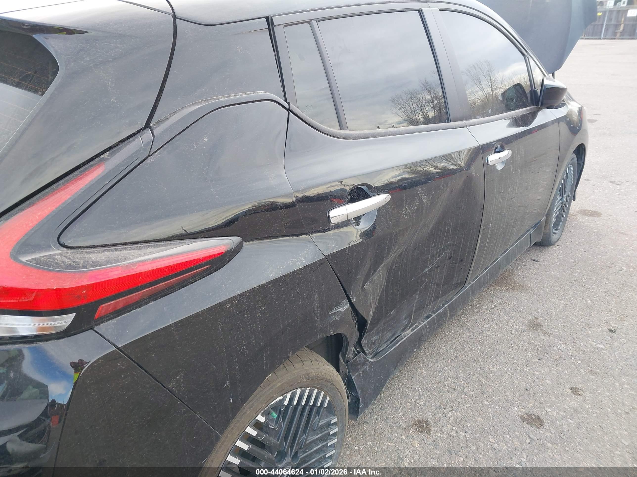 NISSAN LEAF image 6