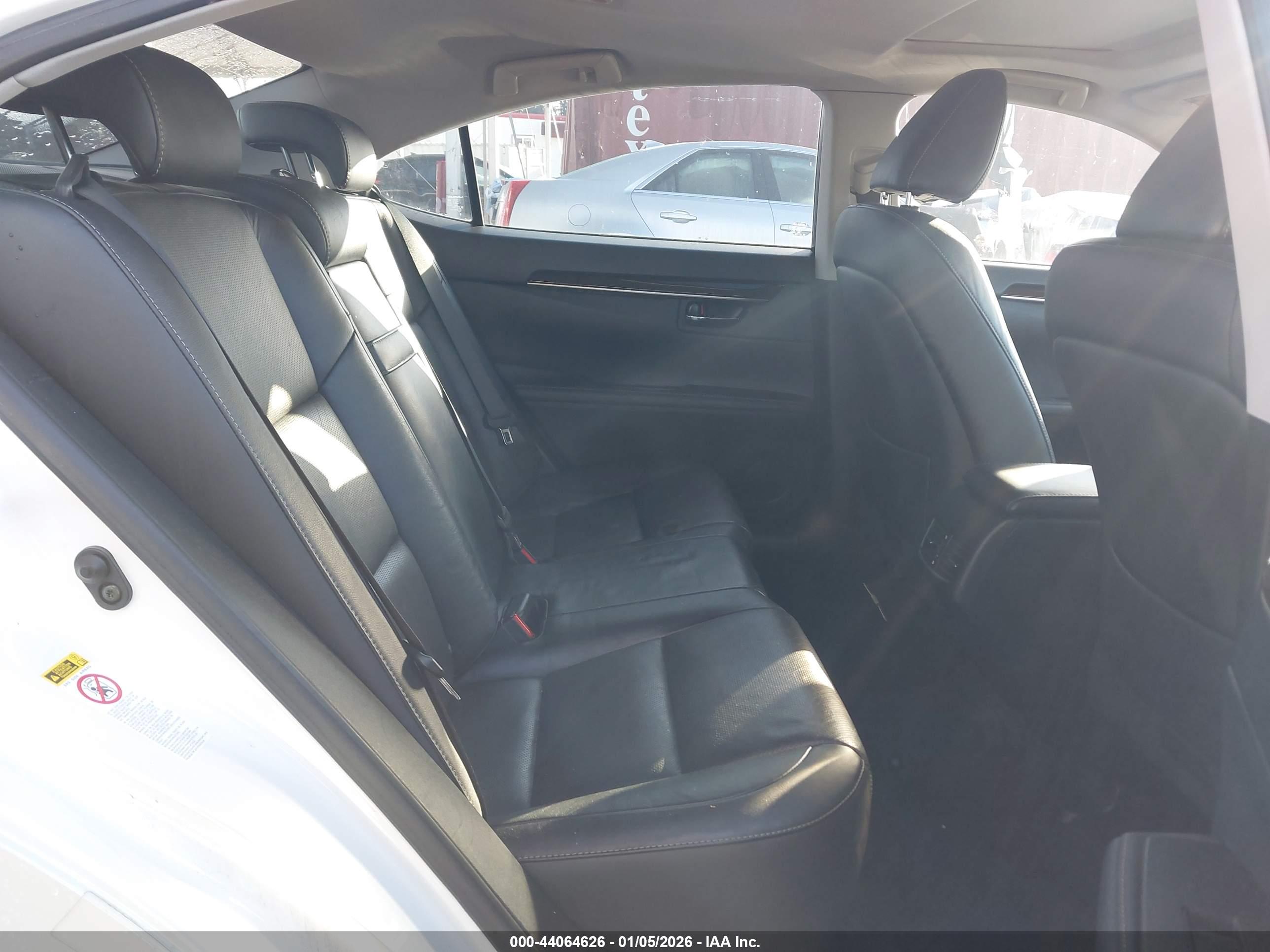 LEXUS ES image 8