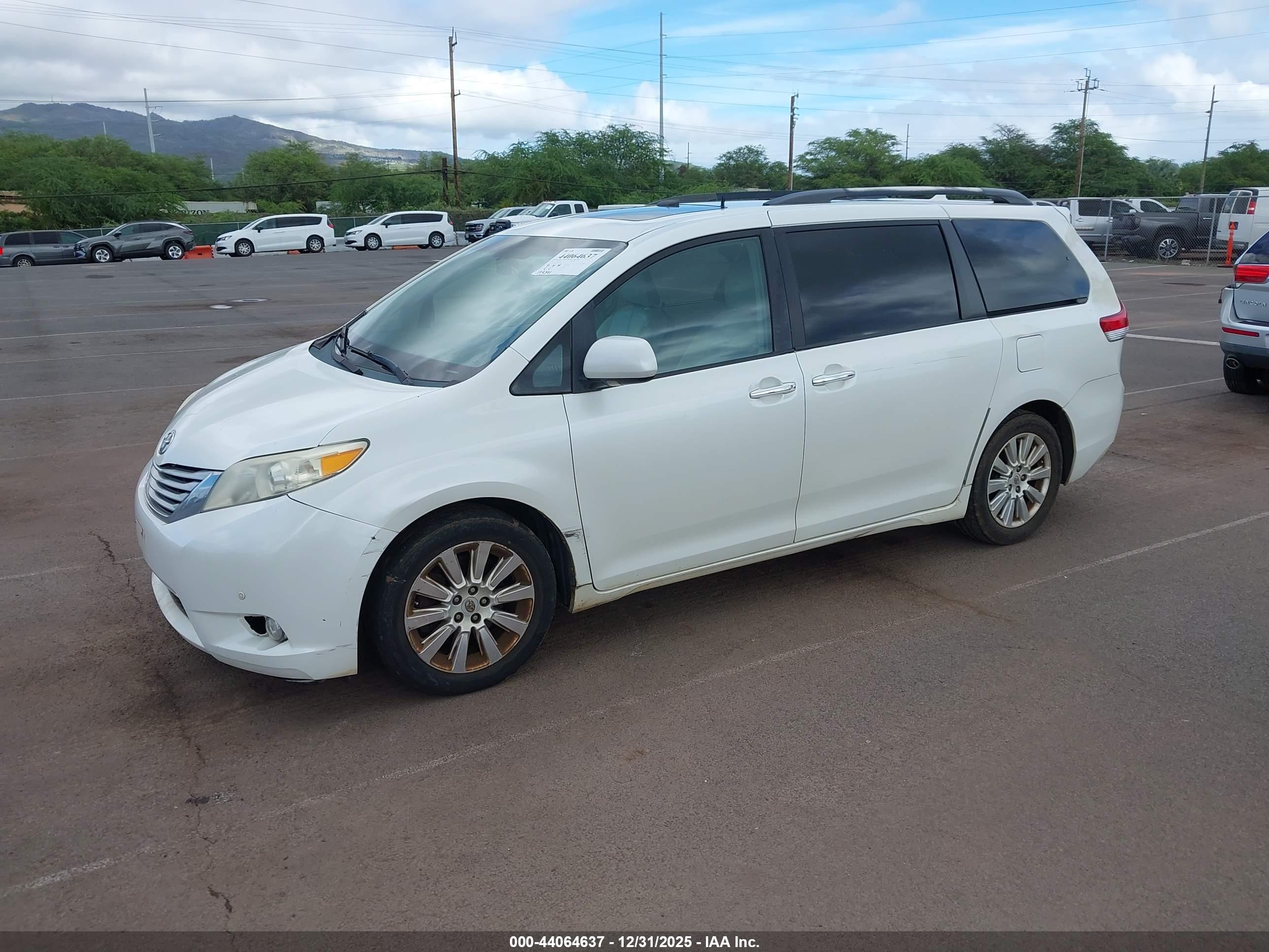 TOYOTA SIENNA image 2