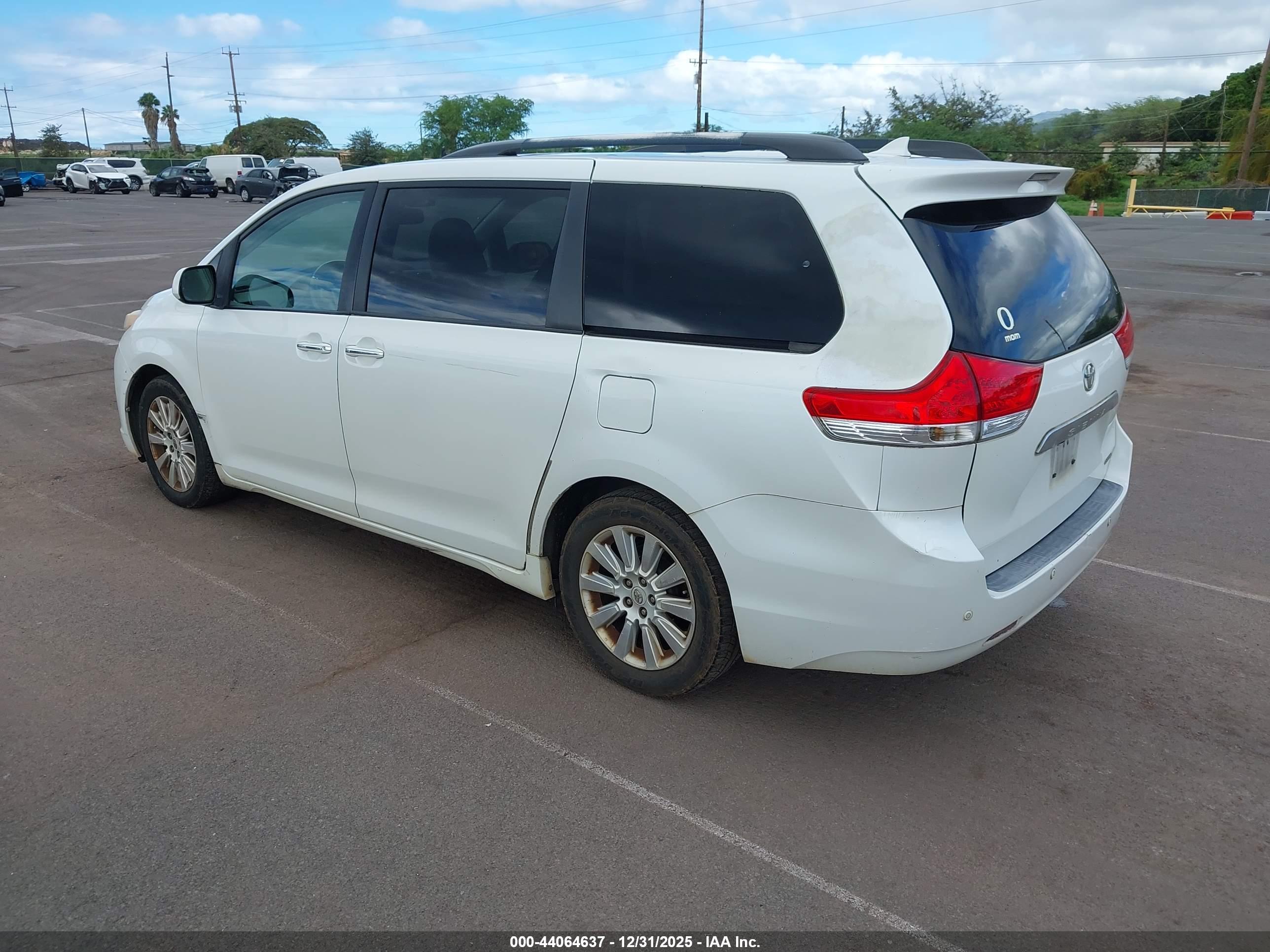 TOYOTA SIENNA image 3