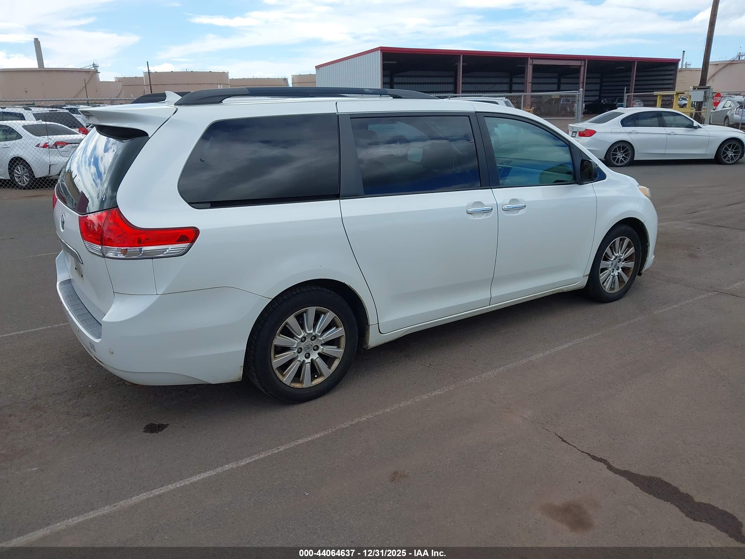 TOYOTA SIENNA image 4