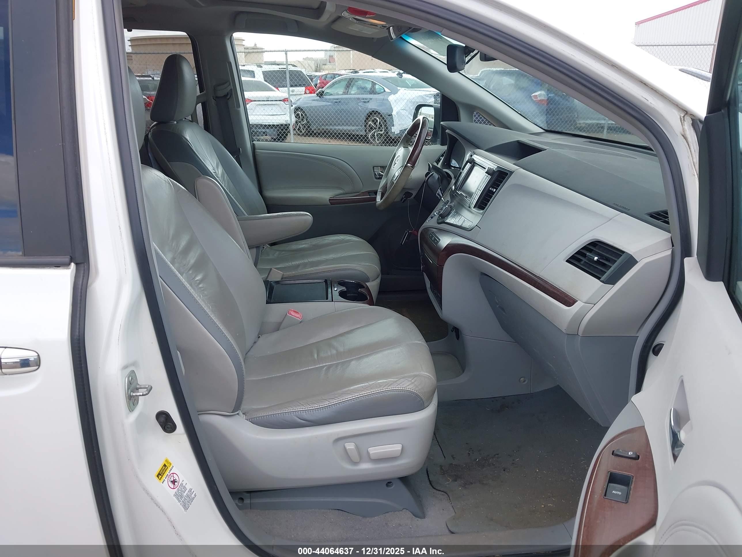 TOYOTA SIENNA image 5
